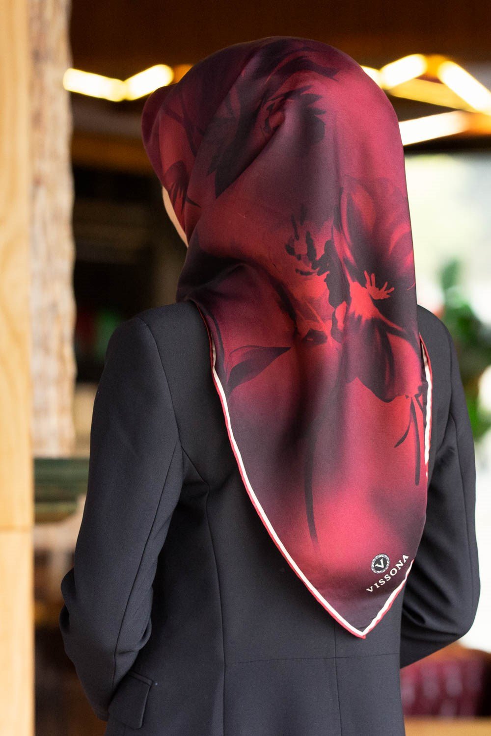 100% Twill İpek Çiçek Desenli Bordo Renkli 90x90 Dikim Şekli : El Dikişi Eşarp