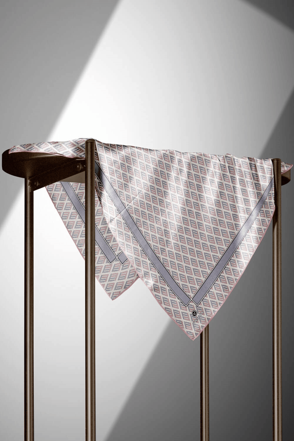 % 57 İPEK % 43 VİSKON Twill İpek Geometrik Desenli Pudra - Gri Renkli 90x90 Eşarp Dikim Şekli : El Dikişi