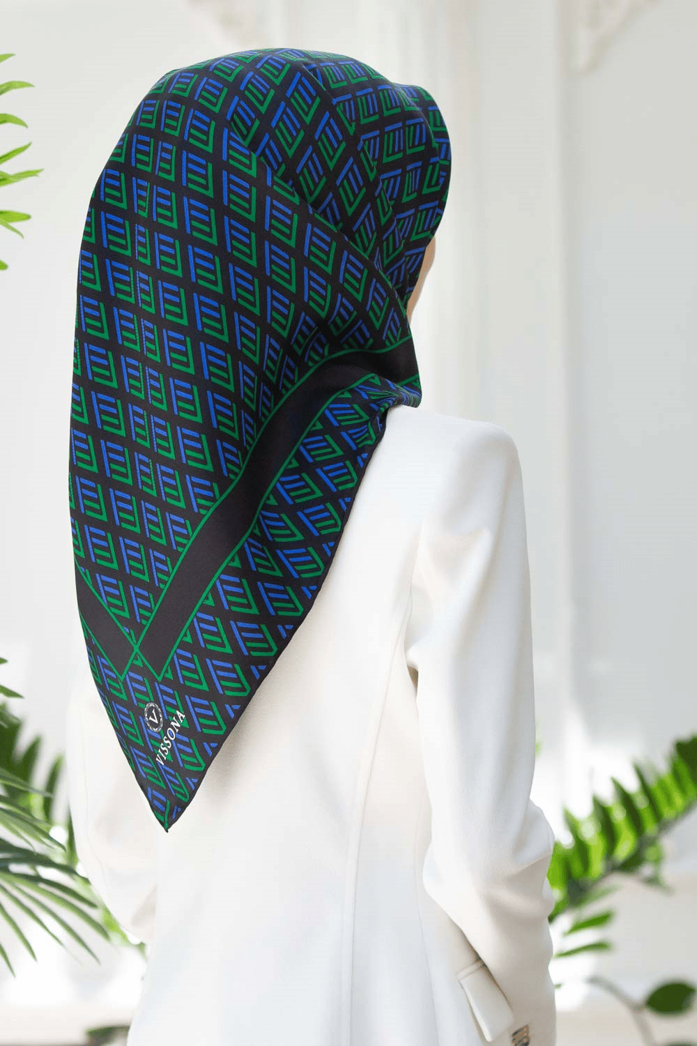 % 57 İPEK % 43 VİSKON Twill İpek Geometrik Desenli Zümrüt Yeşili - Saks Renkli 90x90 Eşarp Dikim Şekli : El Dikişi