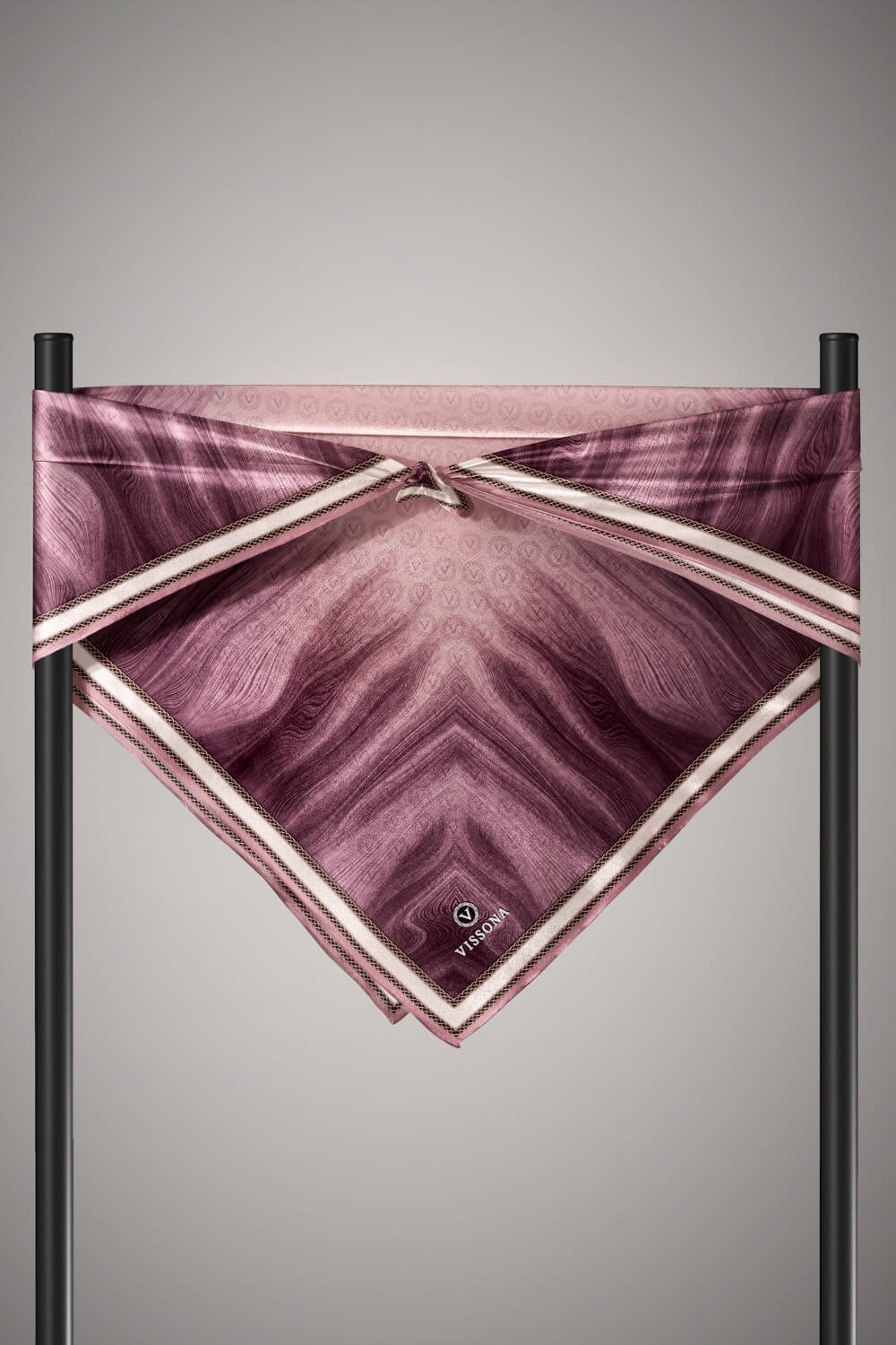 100% Twill İpek Monogram Desenli Pudra Renkli 90x90 Dikim Şekli : El Dikişi Eşarp
