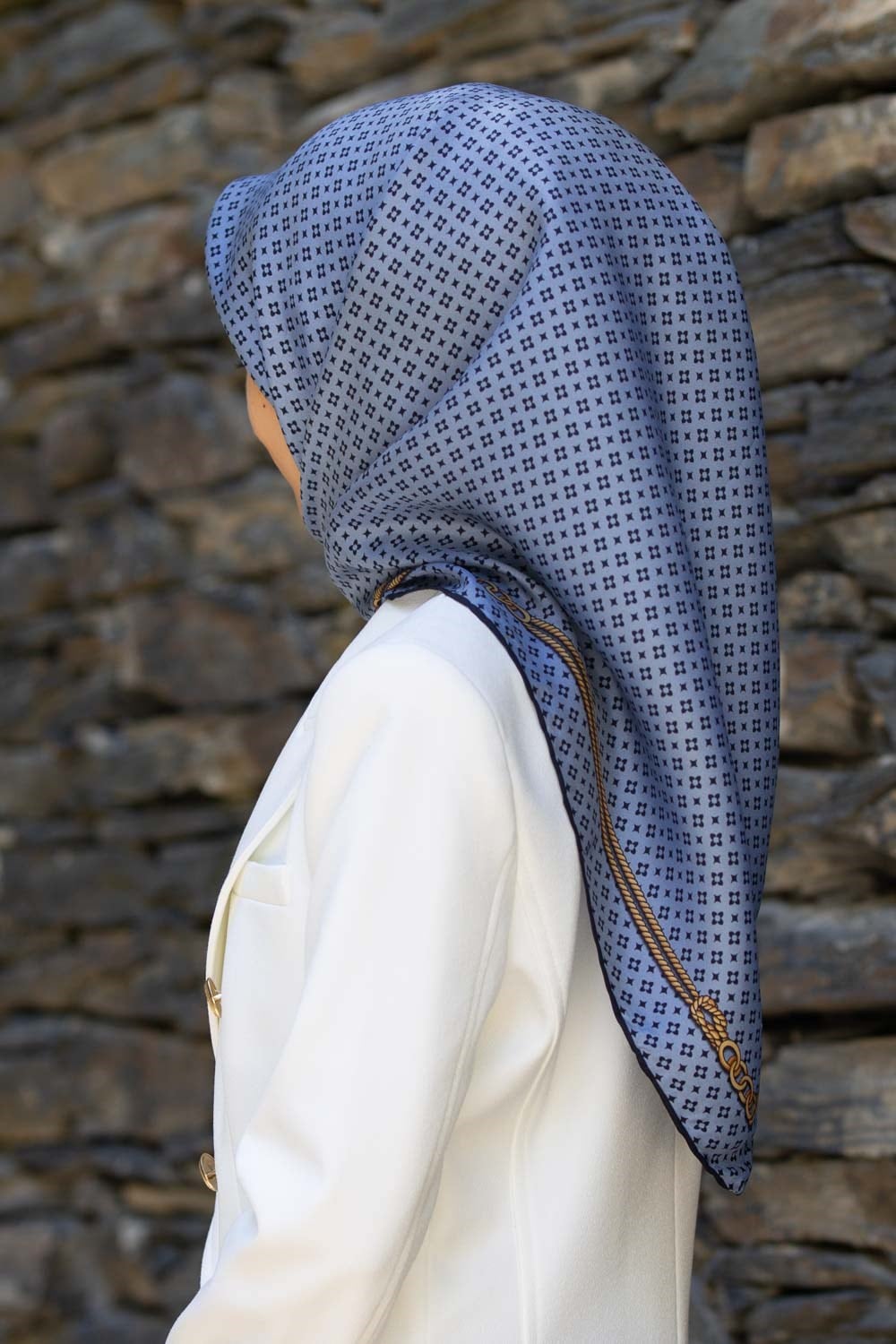 %57 İPEK %43 VİSKON Twill İpek Zincir Desenli Bebe Mavisi - Siyah Renkli 90x90 Eşarp Dikim Şekli : El Dikişi