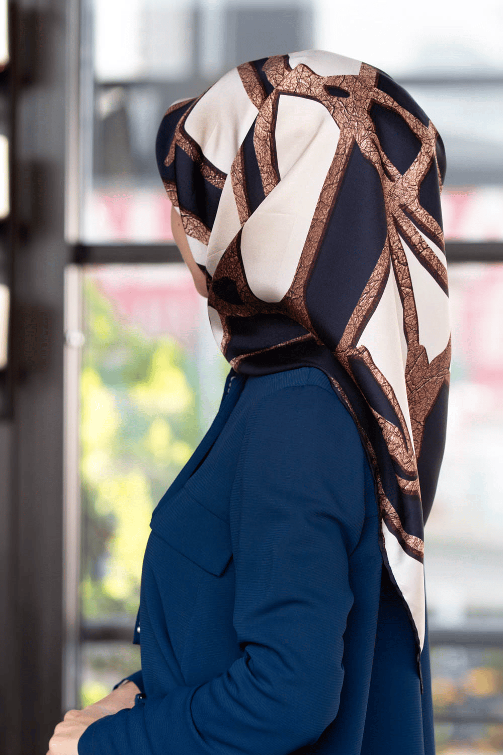 % 57 İPEK % 43 VİSKON Twill İpek Gold Efektli Geometrik Desenli Lacivert - Krem Renkli 90x90 Eşarp Dikim Şekli : El Dikişi