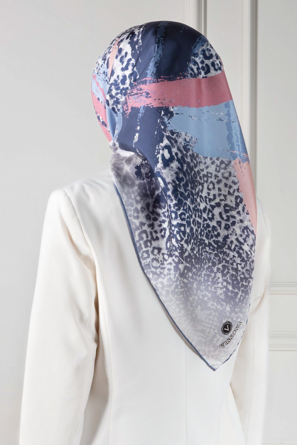 %100 Twill İpek Leopar ve Fırça Desenli İndigo Mavisi - Pudra Renkli 90x90 Eşarp Dikim Şekli : El Dikişi