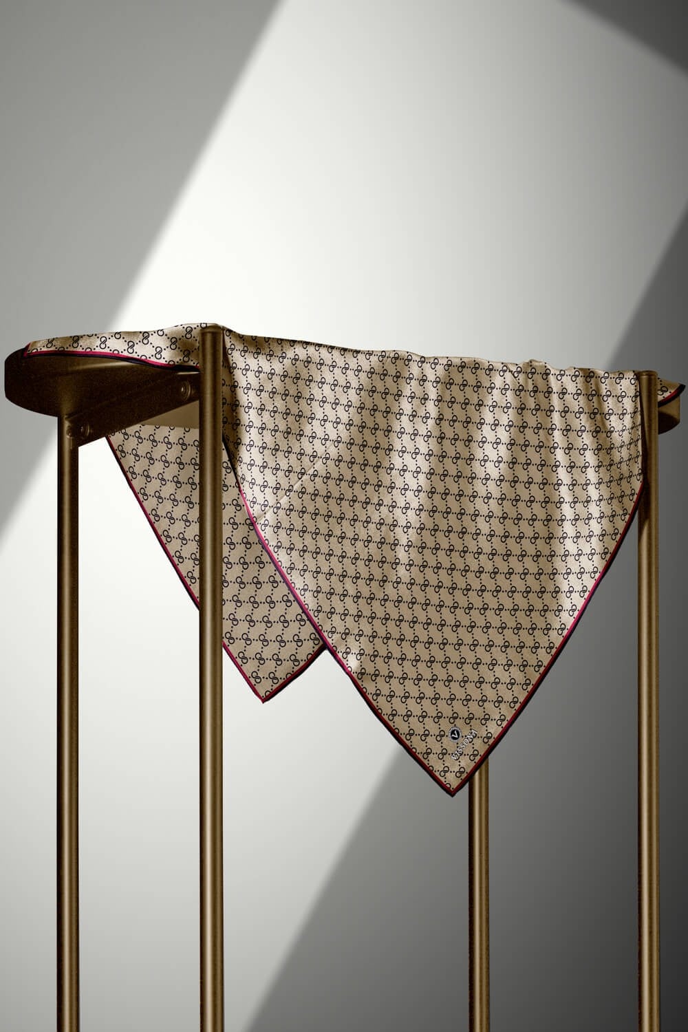 %57 İPEK %43 VİSKON Twill İpek Leopar Desenli Siyah - Bej Renkli 90x90 Eşarp Dikim Şekli : El Dikişi