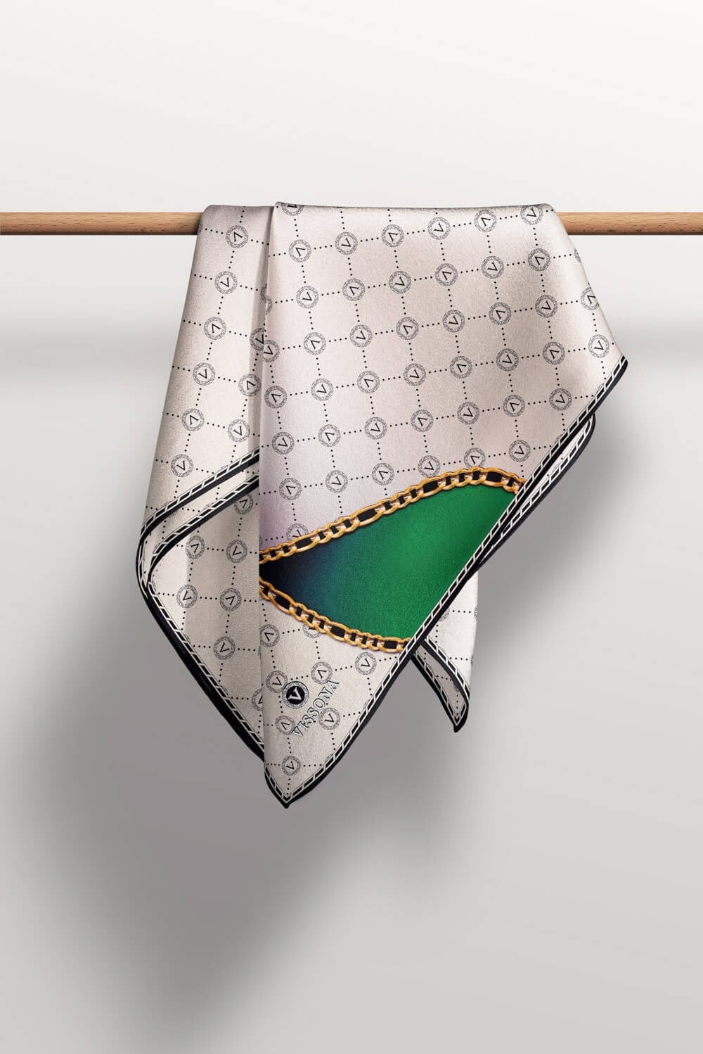 %100 Twill İpek Zincirli Ve Monogram Desenli Krem - Zümrüt Yeşili Renkli 90x90 Eşarp Dikim Şekli : El Dikişi