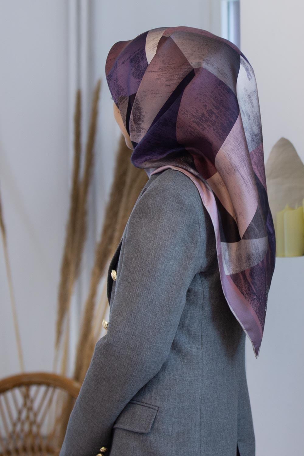 %100 Twill İpek Geometrik Desenli Lila - Pembe Renkli 90x90 Eşarp Dikim Şekli : El Dikişi
