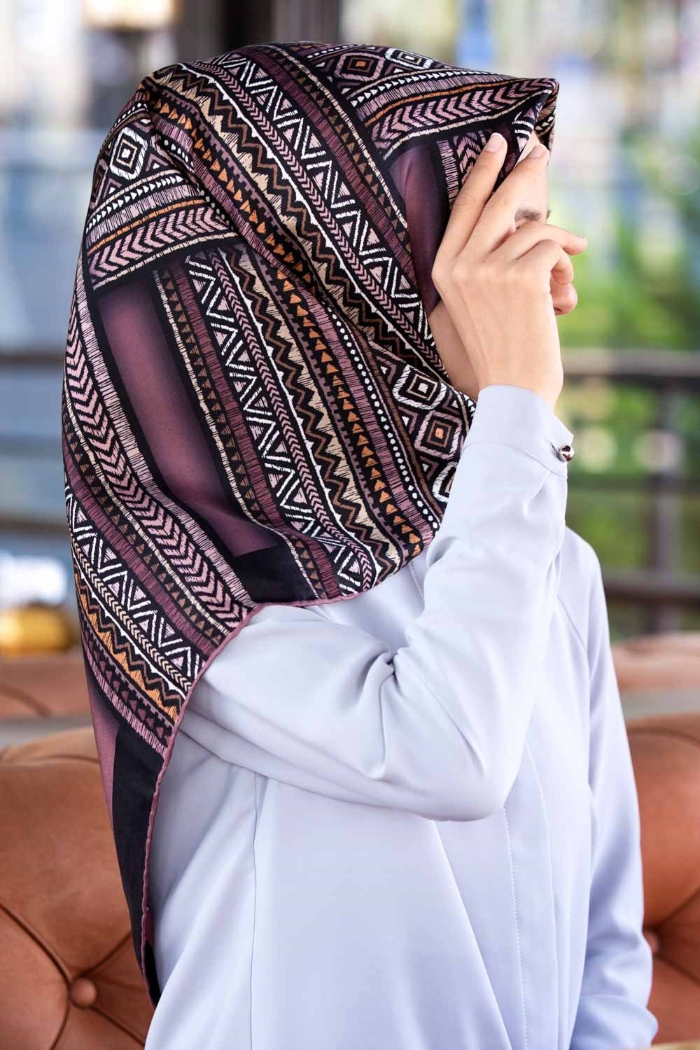 %100 Twill İpek Etnik Desenli Gül Kurusu - Bej Renkli 90x90 Eşarp Dikim Şekli : El Dikişi