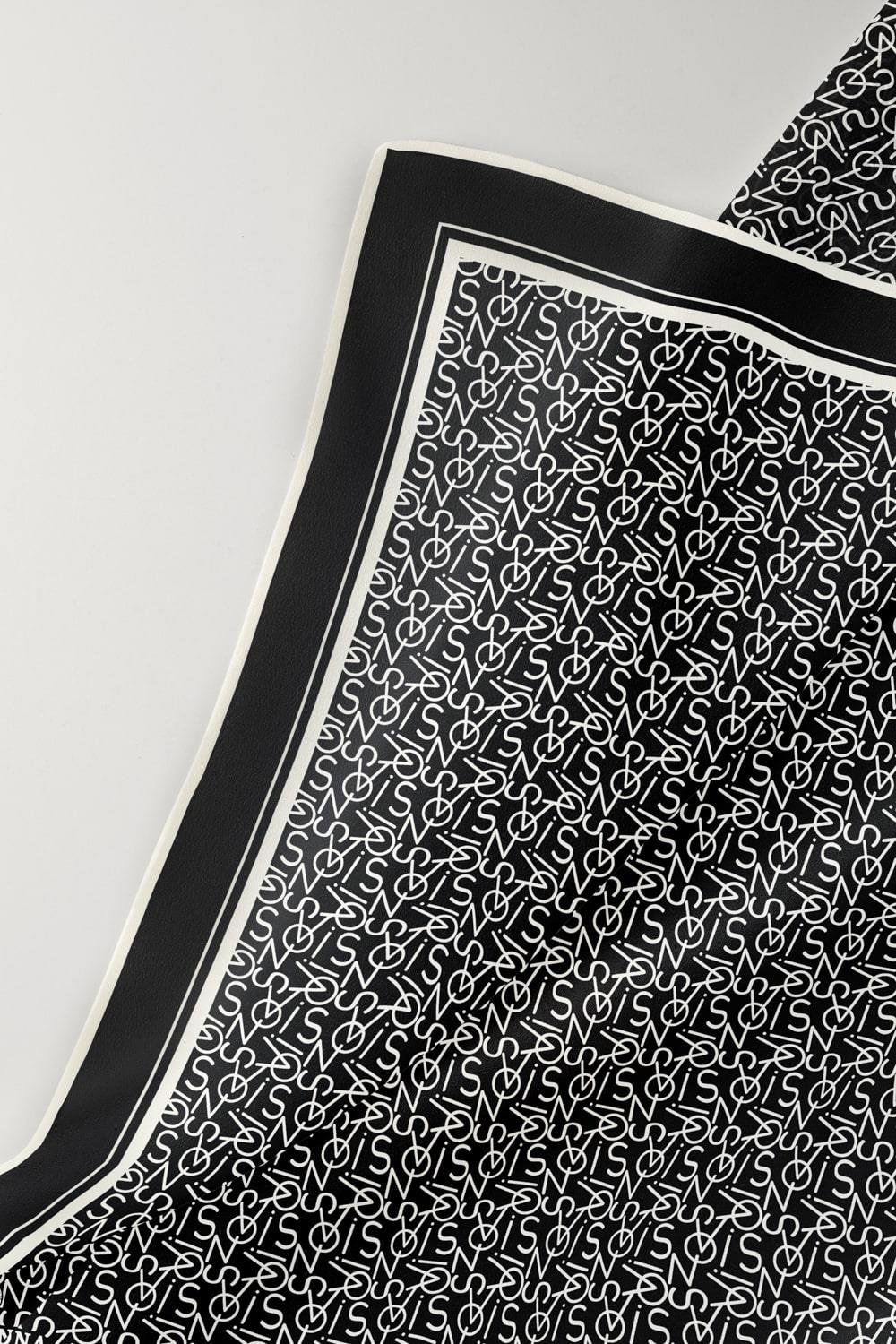 %100 Twill İpek Harf Desenli Siyah - Krem Renkli 90x90 Eşarp Dikim Şekli : El Dikişi
