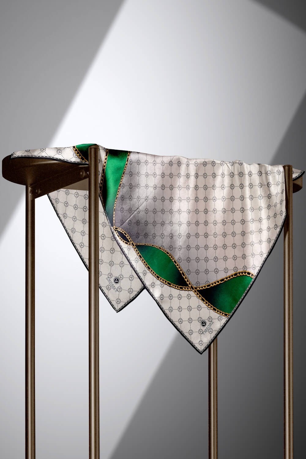 %100 Twill İpek Zincirli Ve Monogram Desenli Krem - Zümrüt Yeşili Renkli 90x90 Eşarp Dikim Şekli : El Dikişi