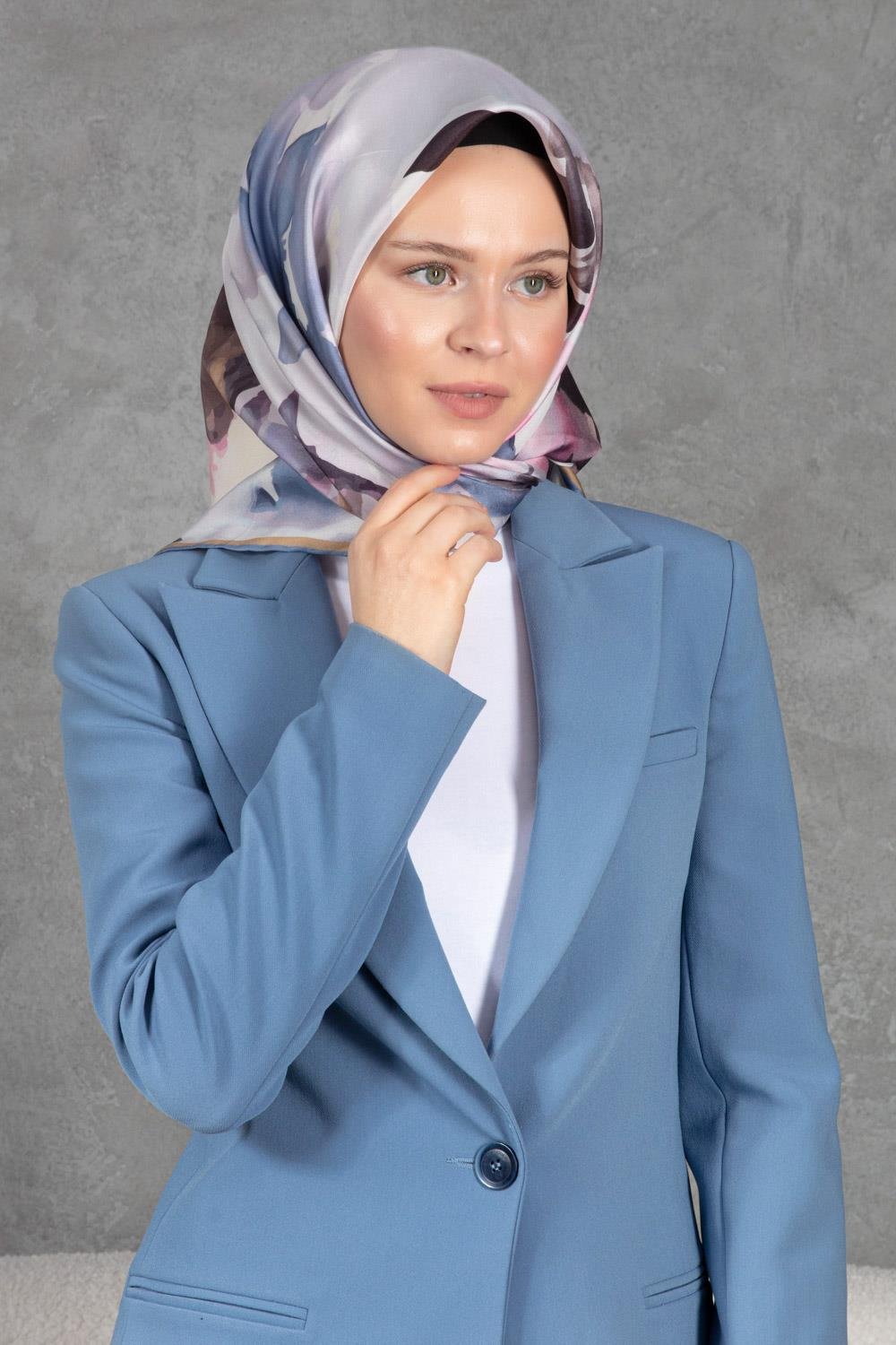 %100 Twill İpek Yaprak Desenli Bebe Mavisi - Pembe Renkli 90x90 Eşarp Dikim Şekli : El Dikişi