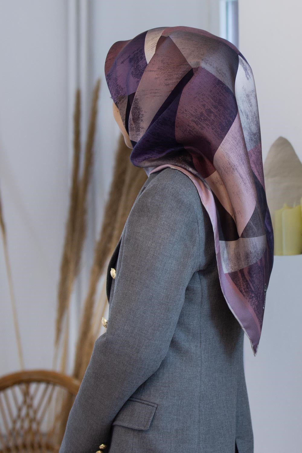 % 57 İPEK % 43 VİSKON Twill İpek Geometrik Desenli Lila - Pembe Renkli 90x90 Eşarp Dikim Şekli : El Dikişi