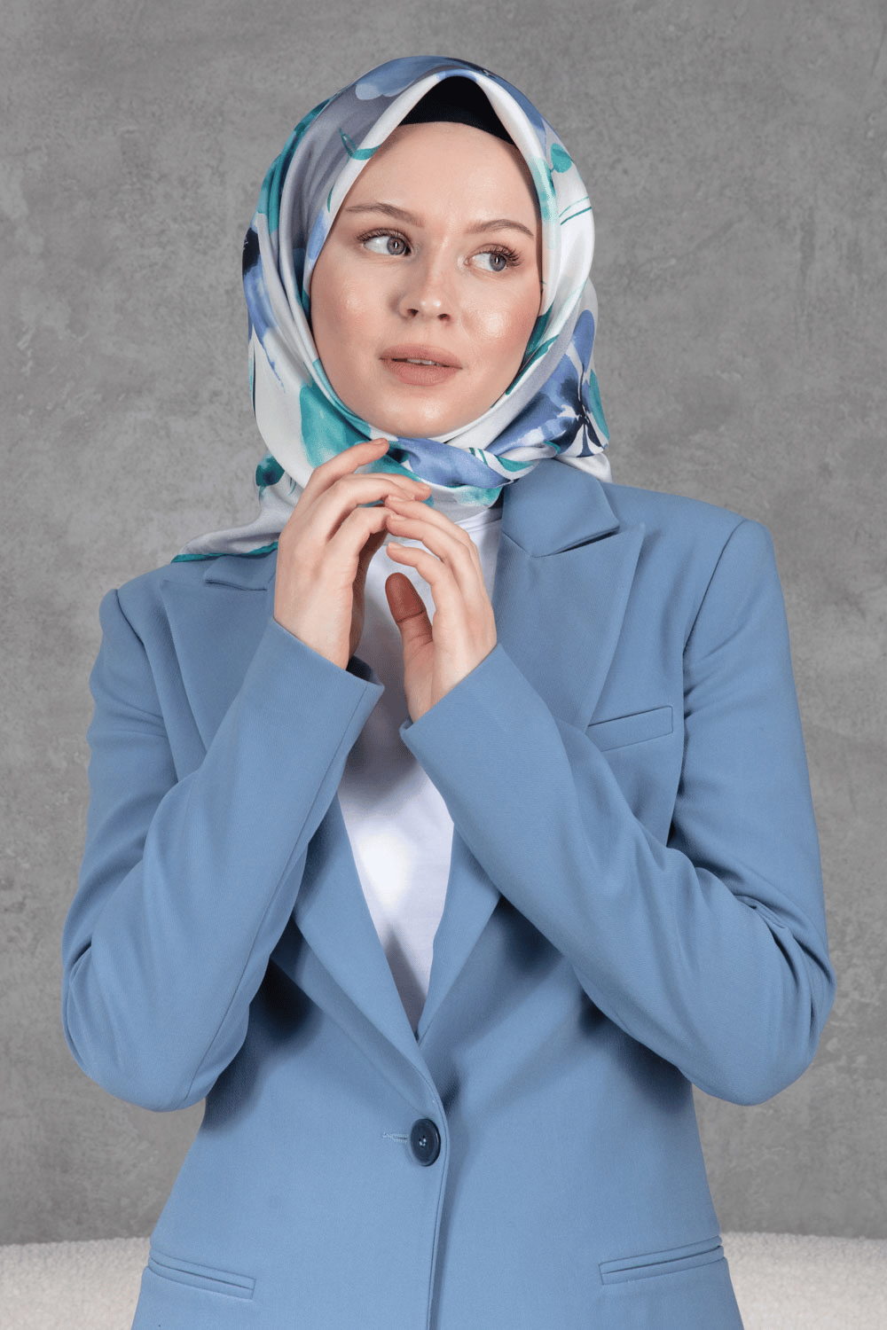 %100 Twill İpek Çiçek Desenli Gri - İndigo Renkli 90x90 Dikim Şekli : El Dikişi Eşarp