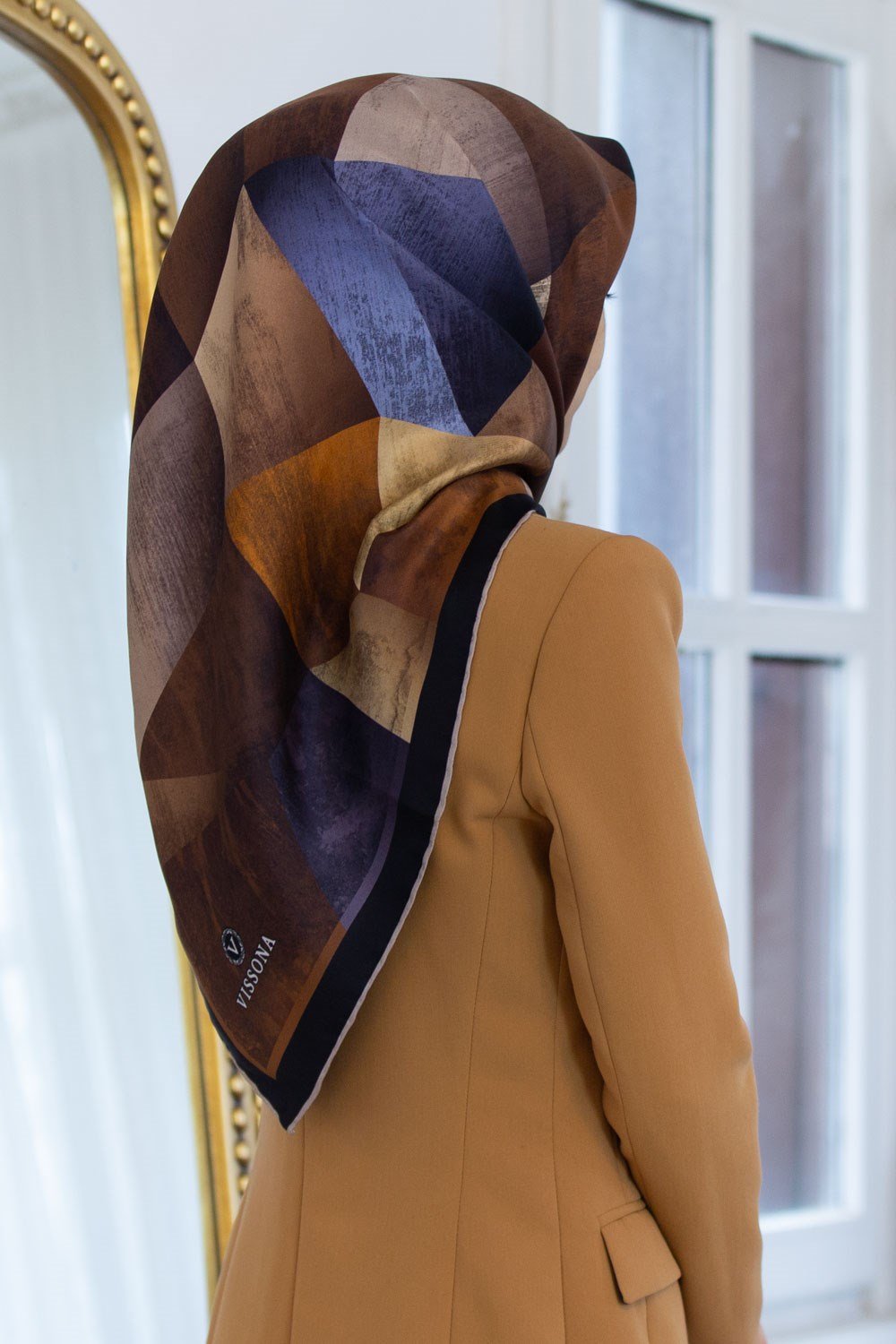 % 57 İPEK % 43 VİSKON Twill İpek Geometrik Desenli Kiremit - İndigo Renkli 90x90 Eşarp Dikim Şekli : El Dikişi