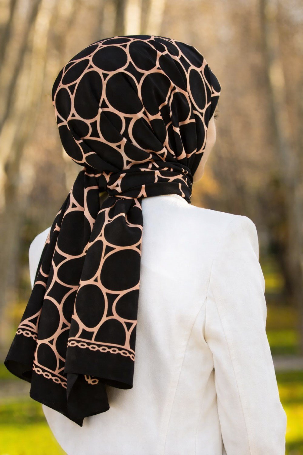 LÜKS MEDİNE İPEĞİ GEOMETRİK DESENLİ SİYAH - SOMON RENKLİ 75X195 KIRIŞMAZ ŞAL MOSS KREP DİKİŞ TİPİ İTALYAN DİKİŞLİ