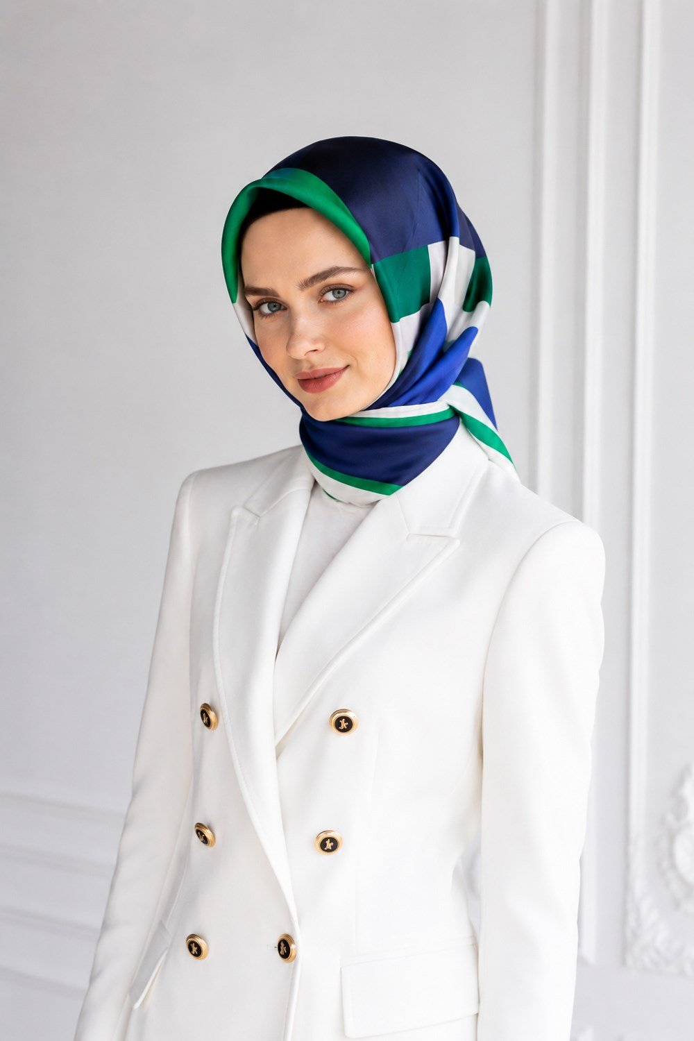 %100 Twill İpek Geometrik Desenli Zümrüt Yeşili - Saks Renkli 90x90 Eşarp Dikim Şekli : El Dikişi