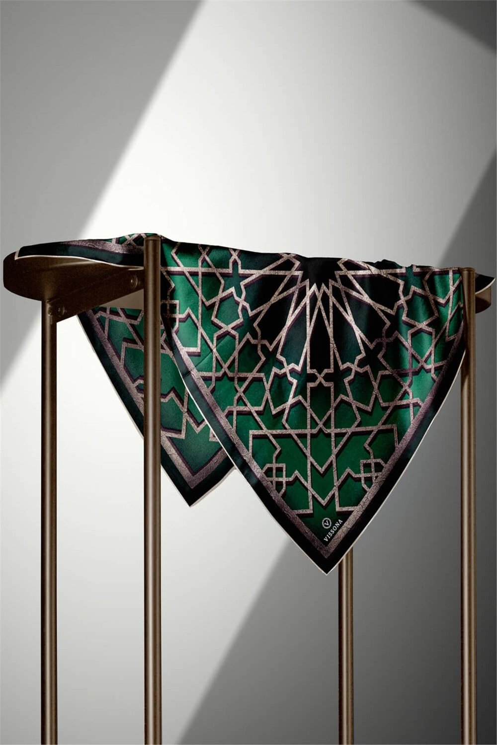 %100 Twill Türk Motifi  Desenli Zümrüt Yeşili Renkli 90x90 Eşarp Dikim Şekli: El Dikişi