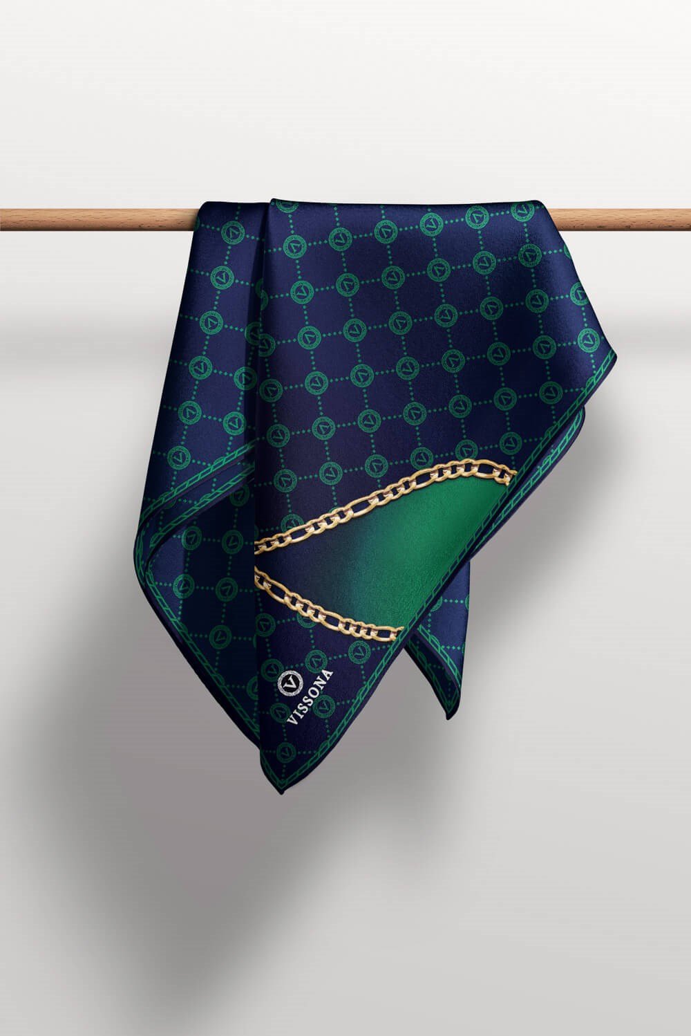 %100 Twill İpek Zincirli Ve Monogram Desenli Lacivert - Zümrüt Yeşili Renkli 90x90 Eşarp Dikim Şekli : El Dikişi