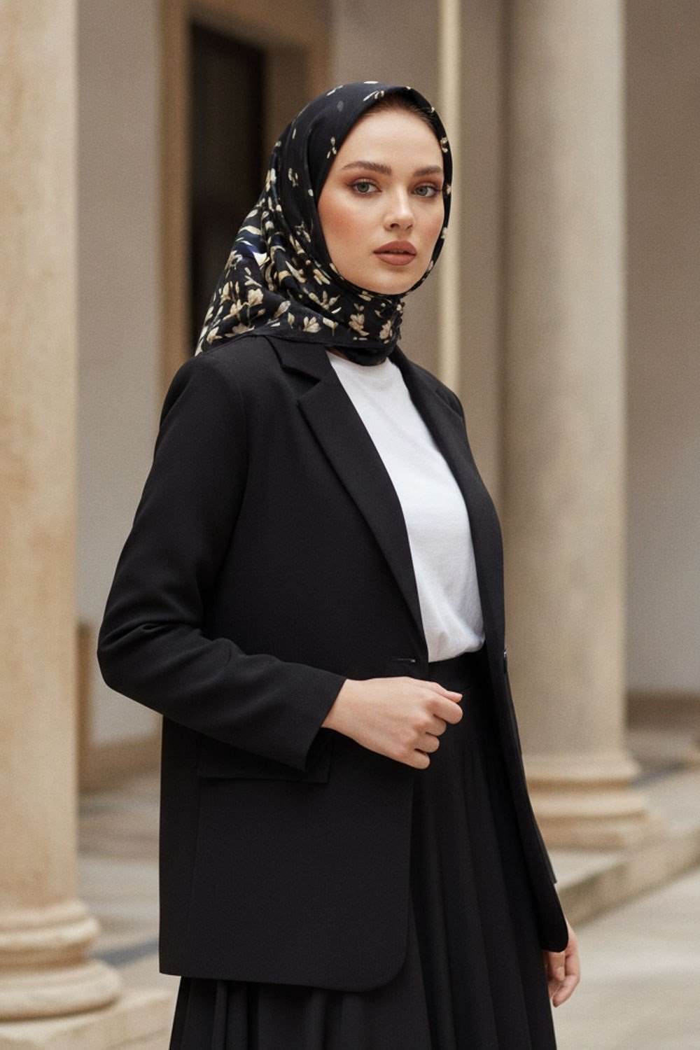 %100 Twill İpek Çiçek Desenli Siyah Renkli 90x90 Eşarp Dikim Şekli : El Dikişi