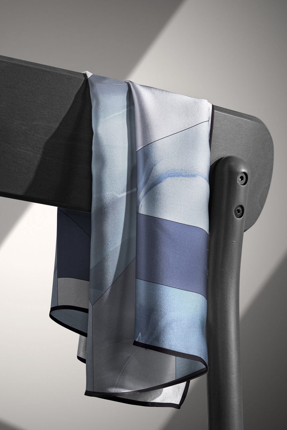 %100 Twill İpek Geometrik Desenli İndigo - Gri Renkli 90x90 Eşarp Dikim Şekli : El Dikişi