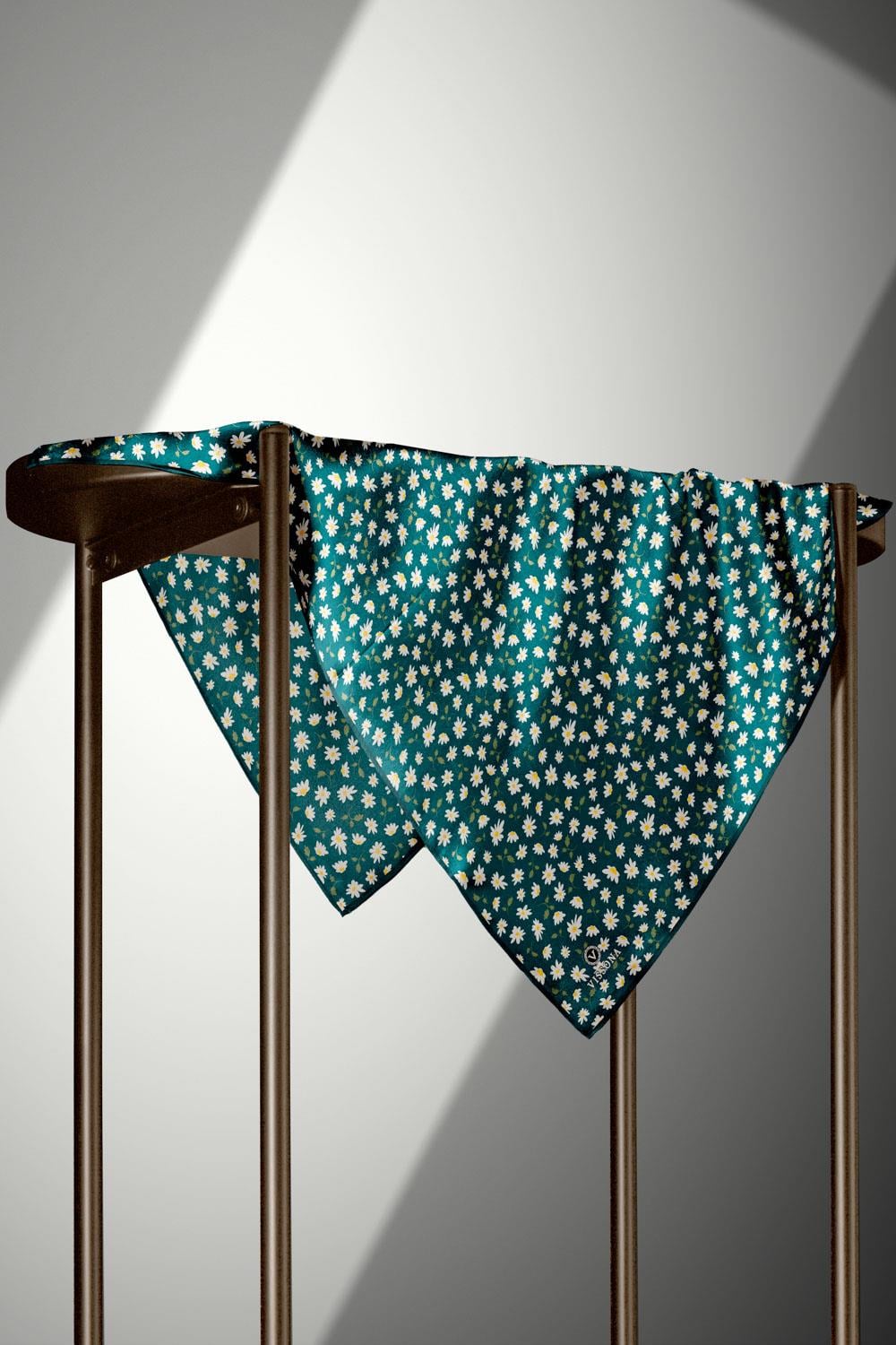 %100 Twill İpek Papatya Desenli Petrol Mavisi Renkli 90x90 Eşarp Dikim Şekli : El Dikişi