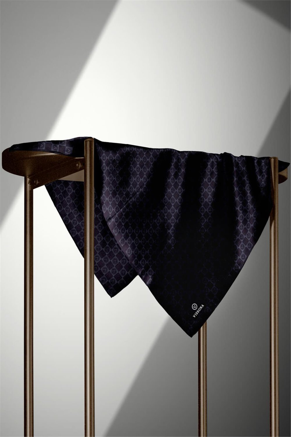 %100 Twill İpek Monogram Desenli Siyah Renkli 90x90 Eşarp Dikim Şekli : El Dikişi