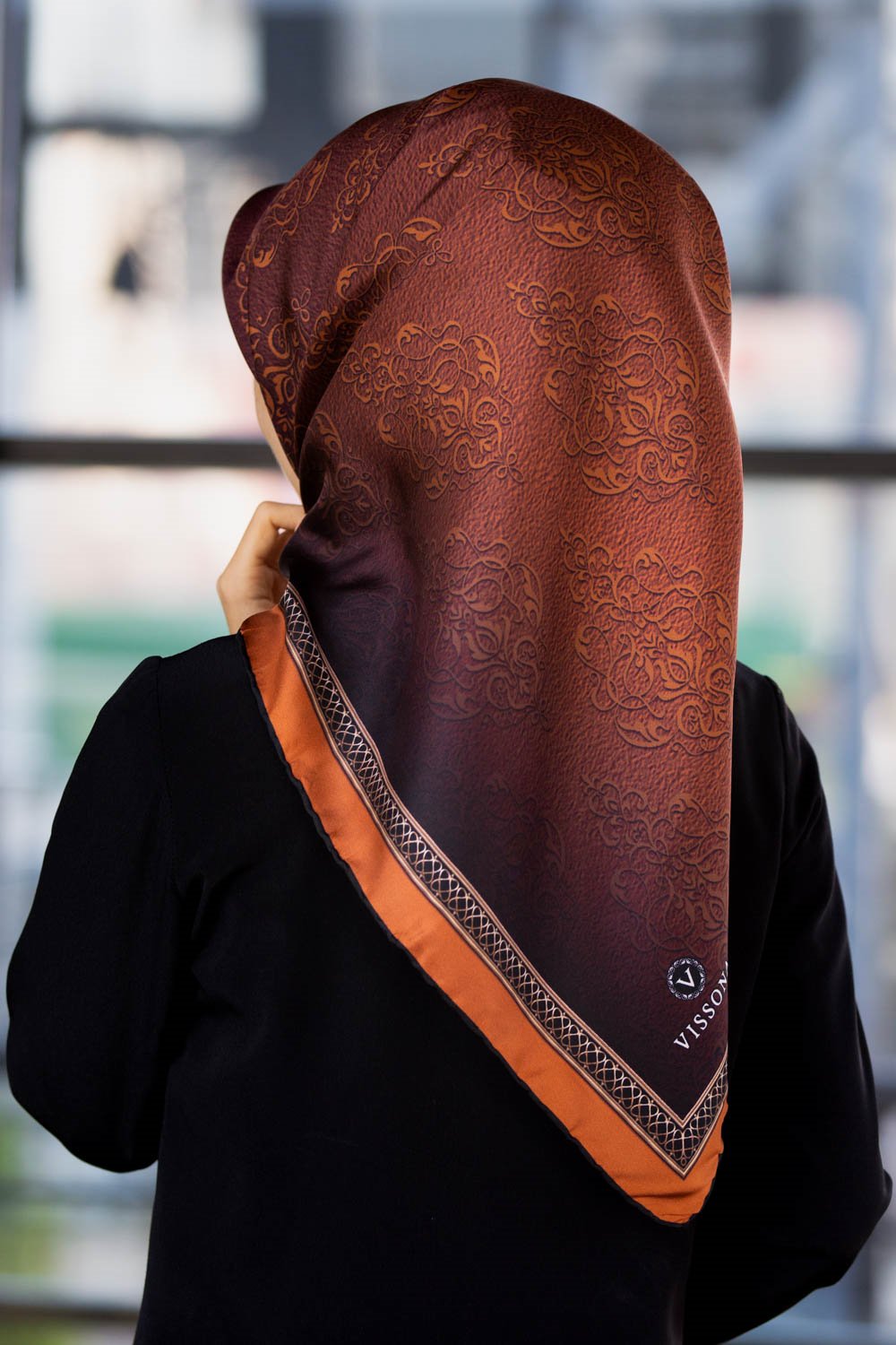 %100 Twill Barok Desenli Taba Renkli 90x90 Eşarp Dikim Şekli: El Dikişi