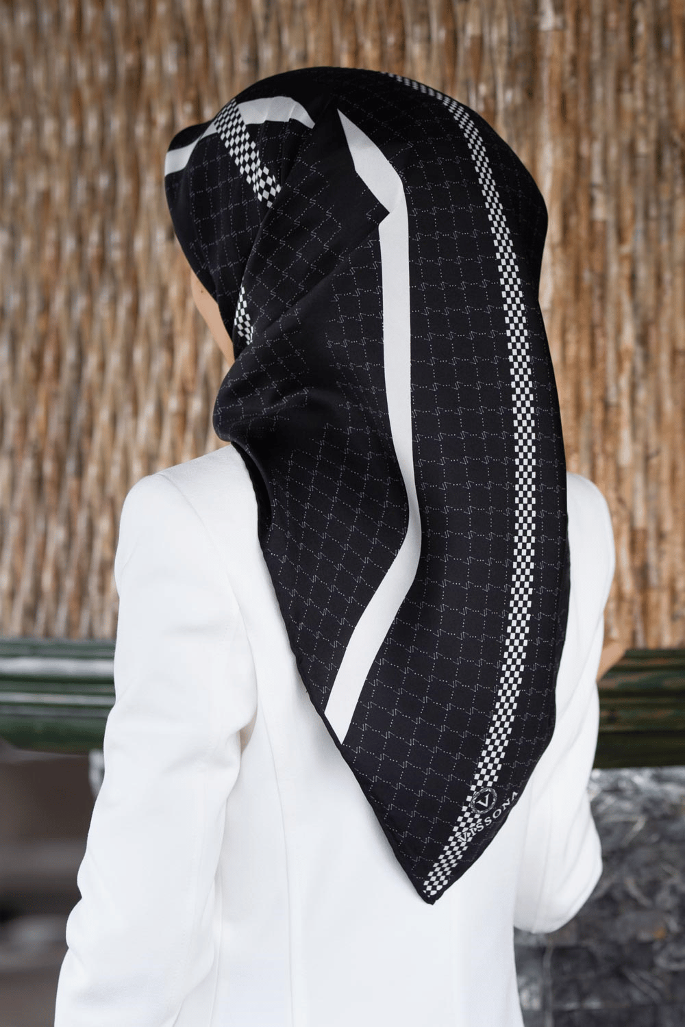 %57 İPEK %43 VİSKON Twill İpek Monogram Ve Şerit Desenli Siyah - Krem Renkli 90x90 Eşarp Dikim Şekli : El Dikişi