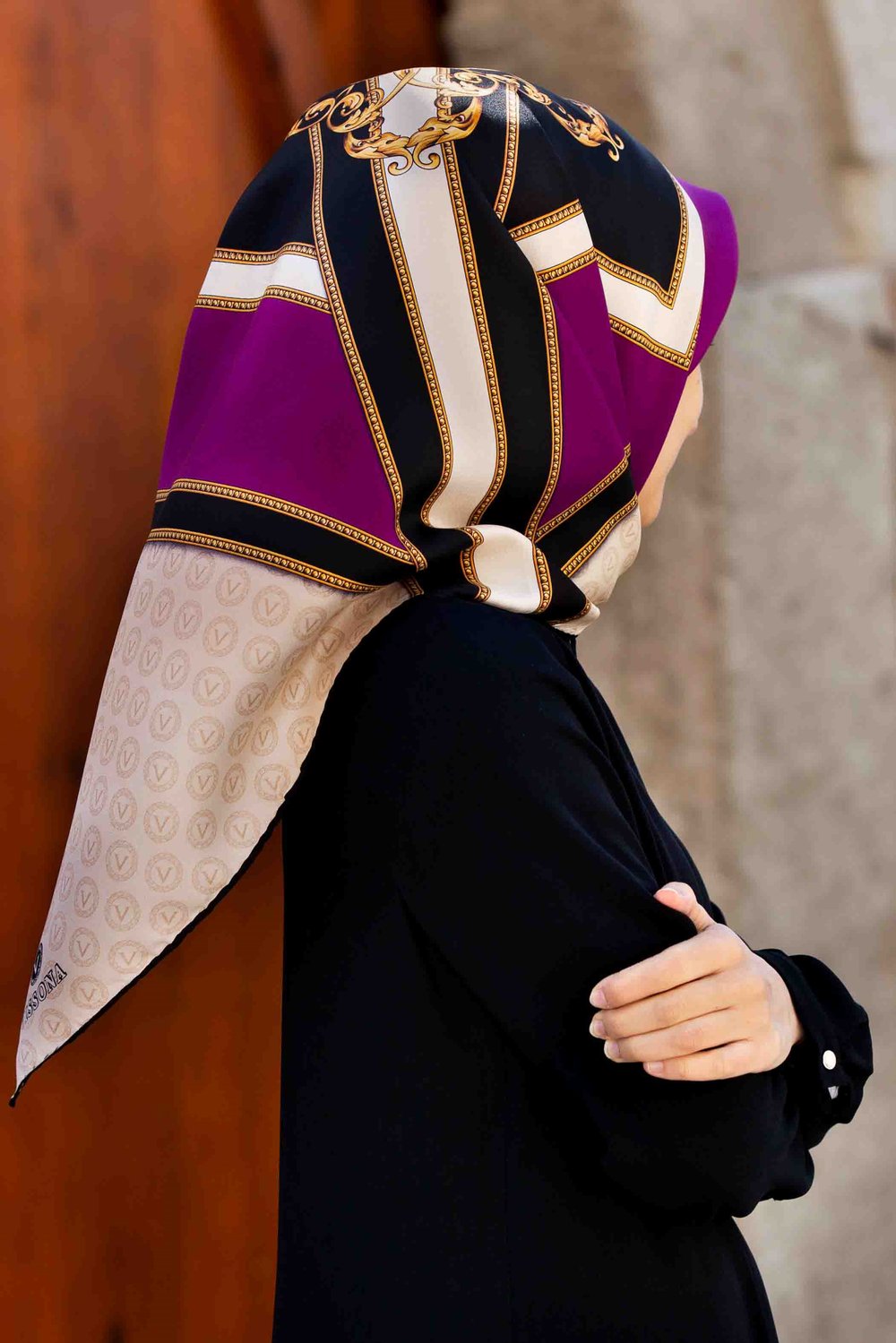 %100 Twill İpek Monogram ve Barok Desenli Mürdüm - Krem Renkli 90x90 Eşarp Dikim Şekli : El Dikişi