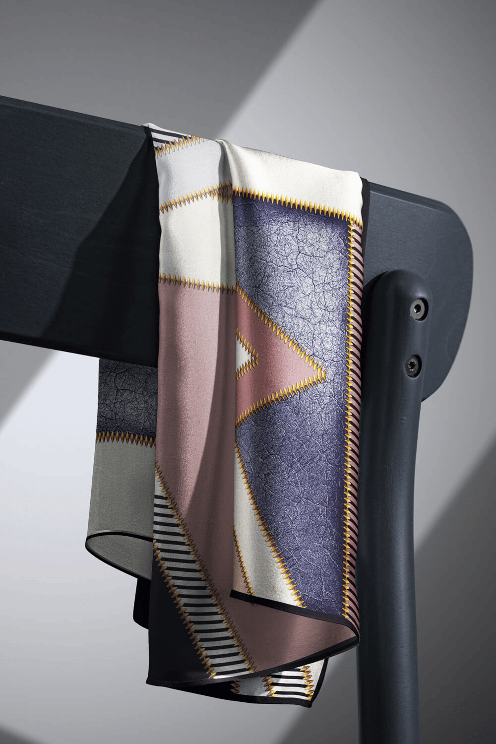 % 57 İPEK % 43 VİSKON Twill İpek Geometrik Desenli Sütlü Kahve - Krem Renkli 90x90 Eşarp Dikim Şekli : El Dikişi