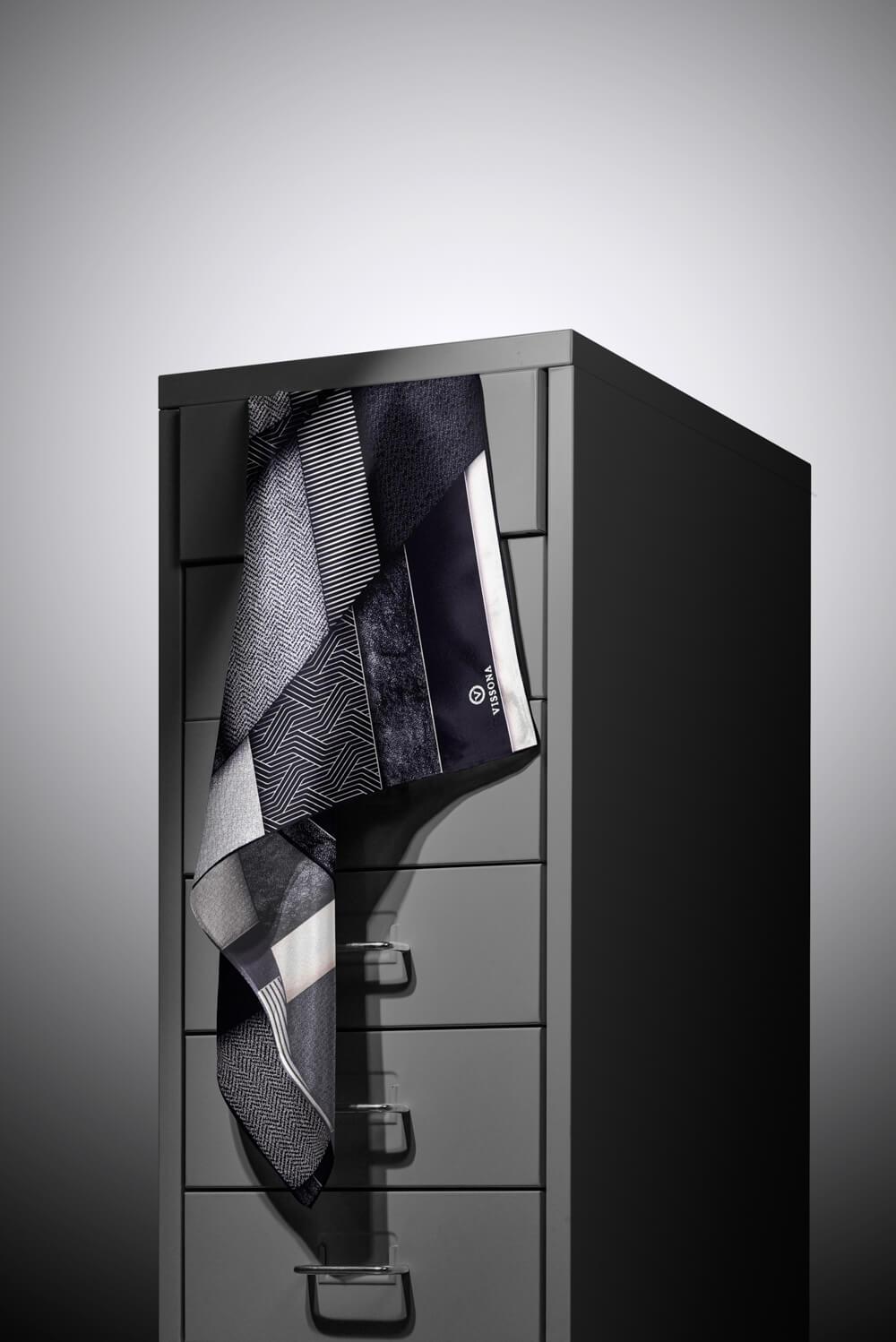 %100 Twill İpek Dokulu ve Geometrik Desenli Siyah - Kremi Renkli 90x90 Eşarp Dikim Şekli : El Dikişi