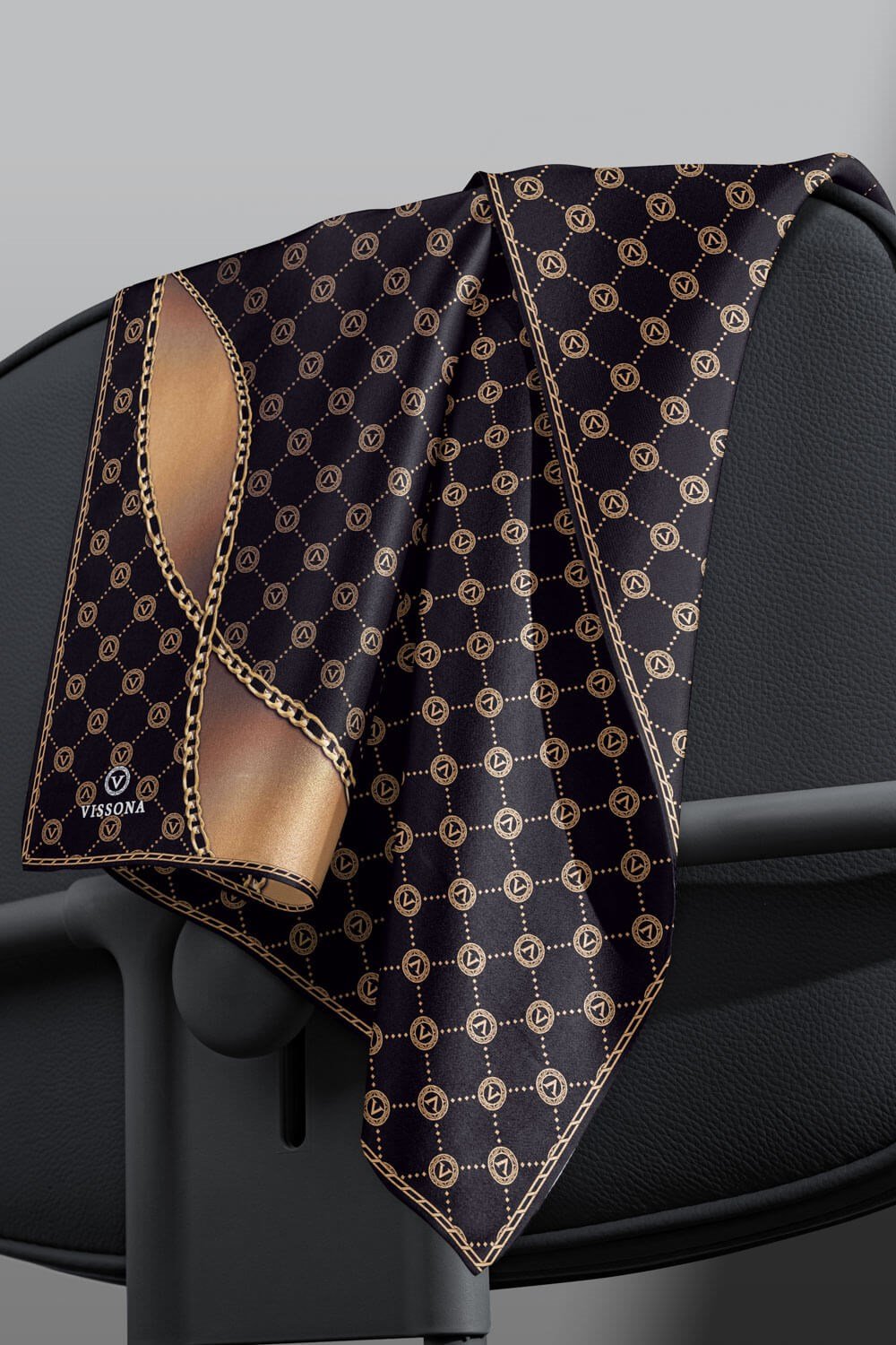 %100 Twill İpek Zincirli Ve Monogram Desenli Siyah - Gold Renkli 90x90 Eşarp Dikim Şekli : El Dikişi