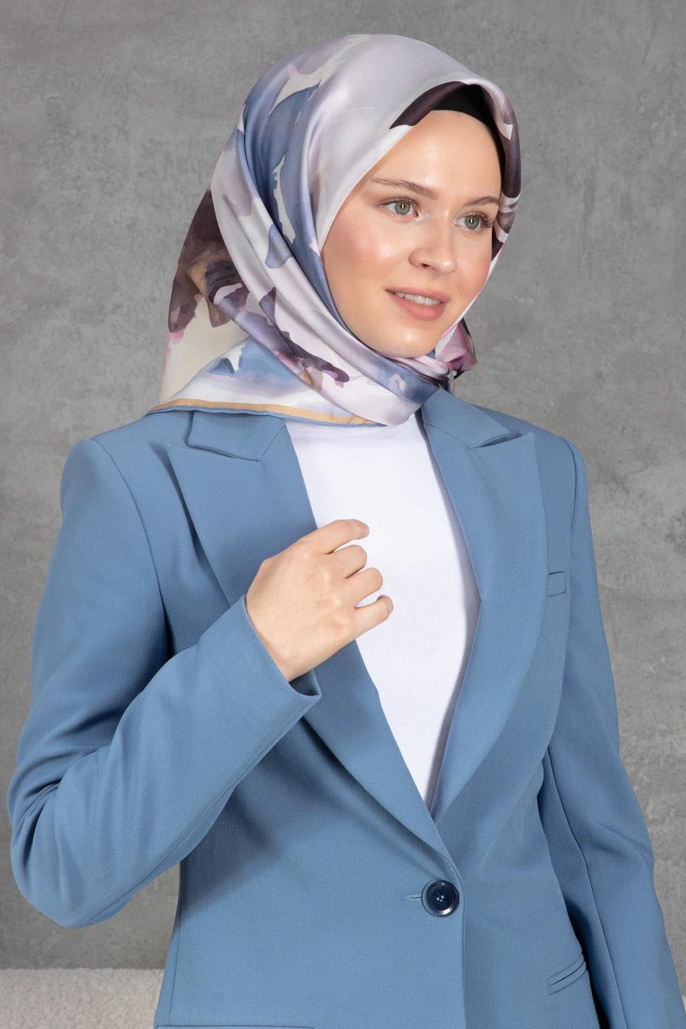 %100 Twill İpek Yaprak Desenli Bebe Mavisi - Pembe Renkli 90x90 Eşarp Dikim Şekli : El Dikişi