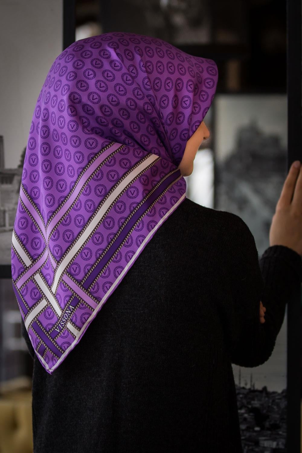 %100 Twill İpek Monogram Desenli Lila - Lila Renkli 90x90 Eşarp Dikim Şekli : El Dikişi