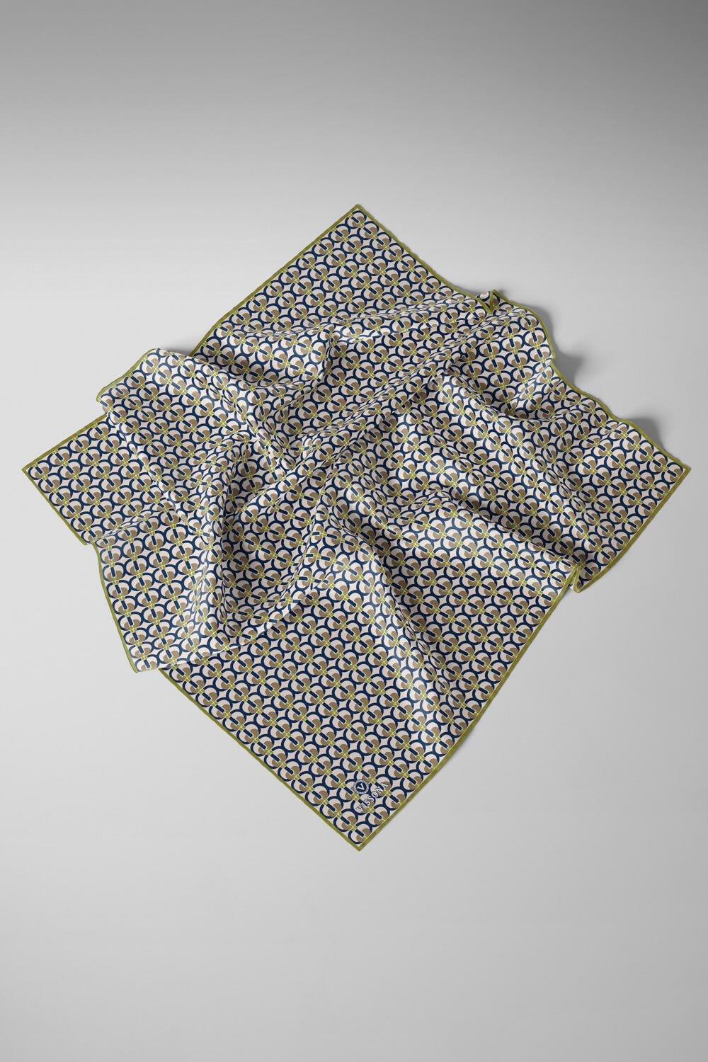 %100 Twill İpek Geometrik Desenli Bej - Fıstık Yeşili Renkli 90x90 Eşarp Dikim Şekli : El Dikişi