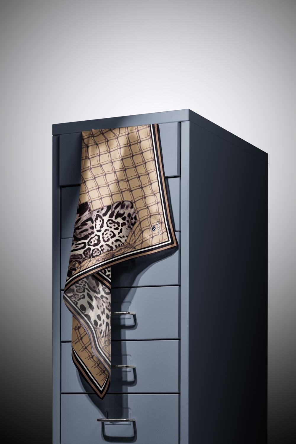 %100 Twill İpek Leopar Desenli Bej Renkli 90x90 Eşarp Dikim Şekli : El Dikişi