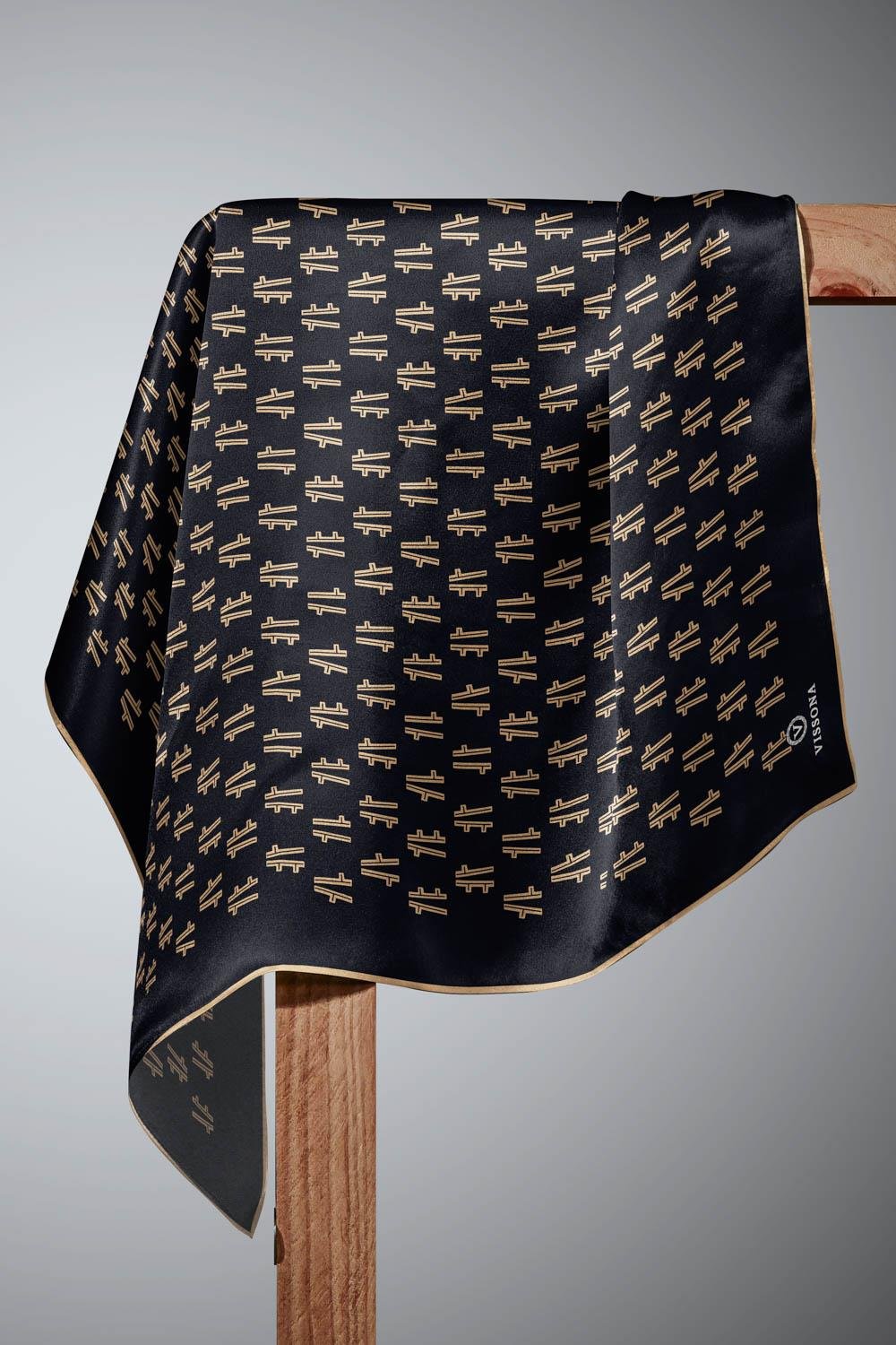 %100 Twill İpek Geometrik Desenli Siyah - Gold Renkli 90x90 Eşarp Dikim Şekli : El Dikişi