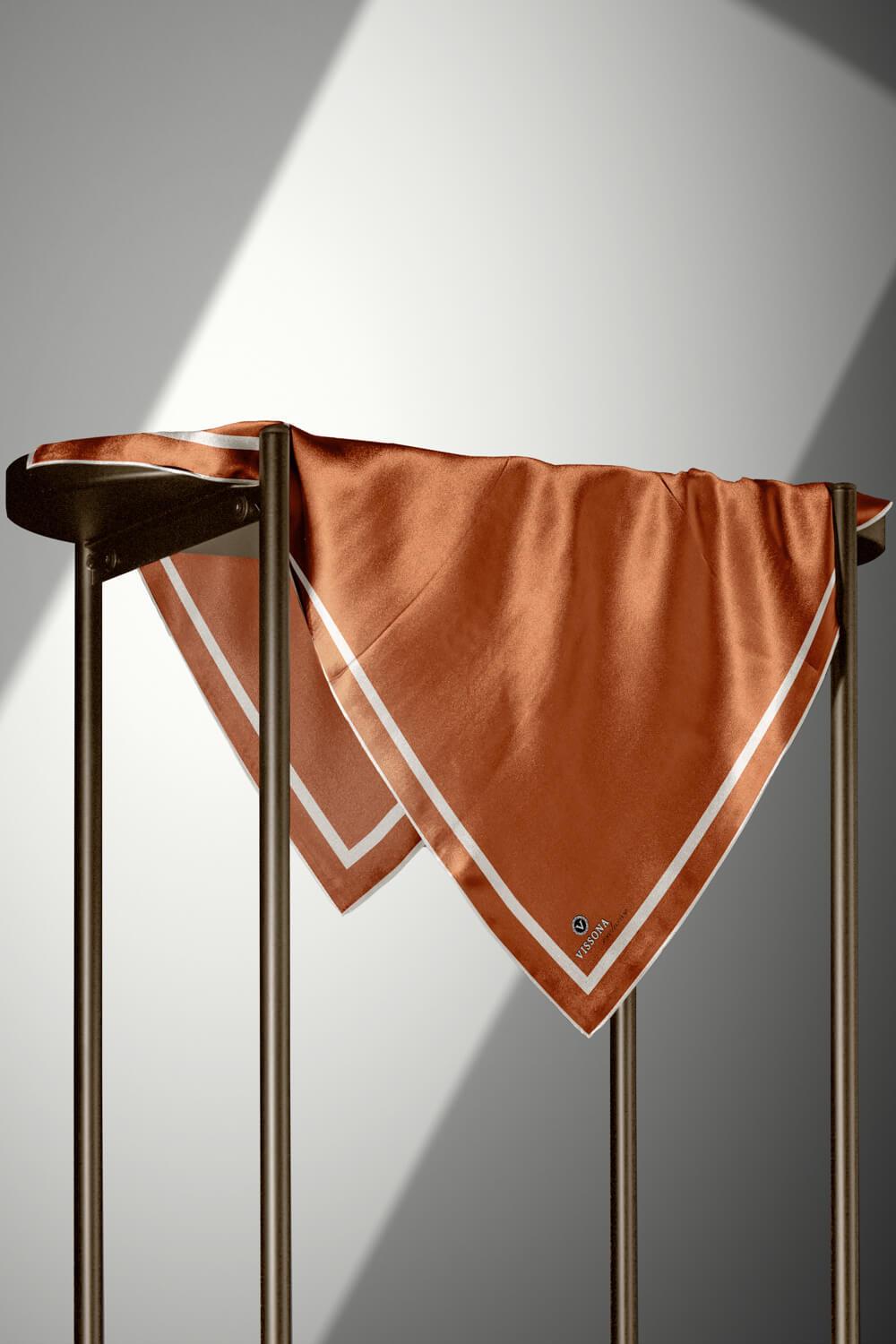 100% Twill İpek Düz Renk Bordür Desenli Taba - Krem Renkli Daha Tok Exclusive Serisi 90x90 Dikim Şekli : El Dikişi Eşarp