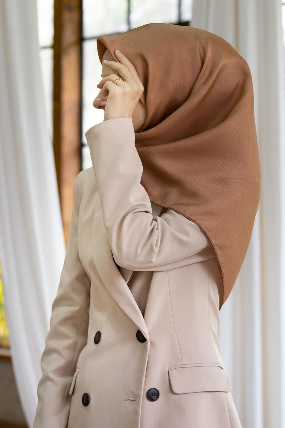 %100 Twill İpek Düz Bakır Renkli Daha Tok Exclusive Serisi 90x90 Eşarp Dikim Şekli : El Dikişi
