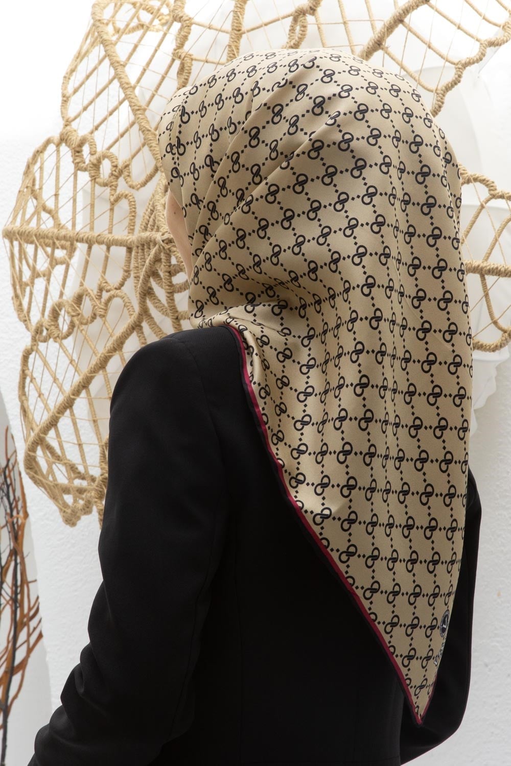 %57 İPEK %43 VİSKON Twill İpek Leopar Desenli Siyah - Bej Renkli 90x90 Eşarp Dikim Şekli : El Dikişi