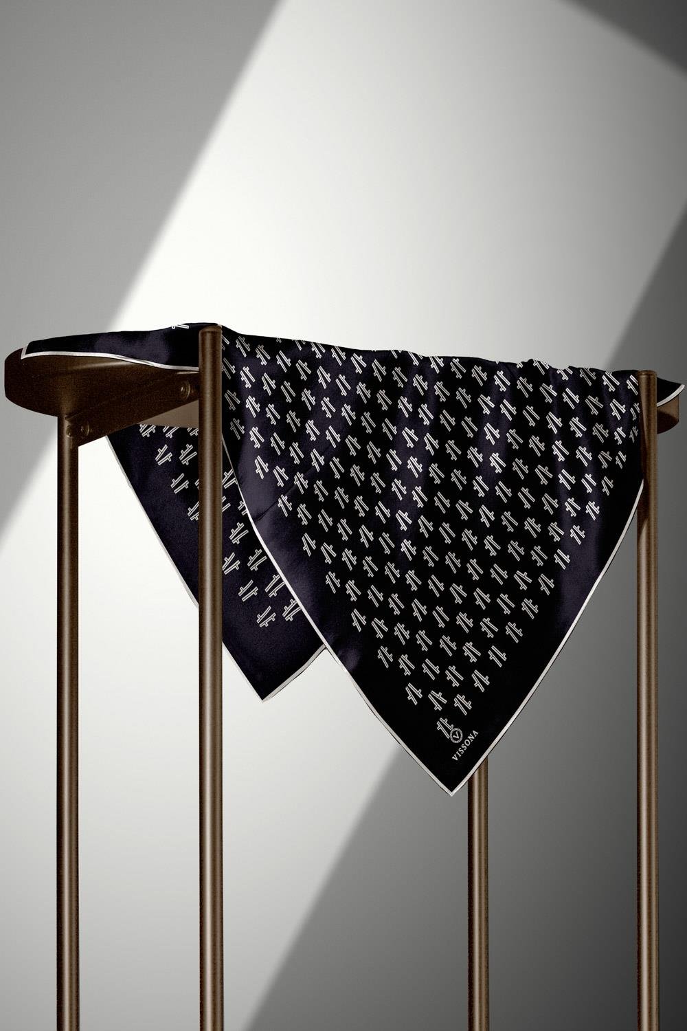 % 57 İPEK % 43 VİSKON Twill İpek Geometrik Desenli Siyah Renkli 90x90 Eşarp Dikim Şekli : El Dikişi