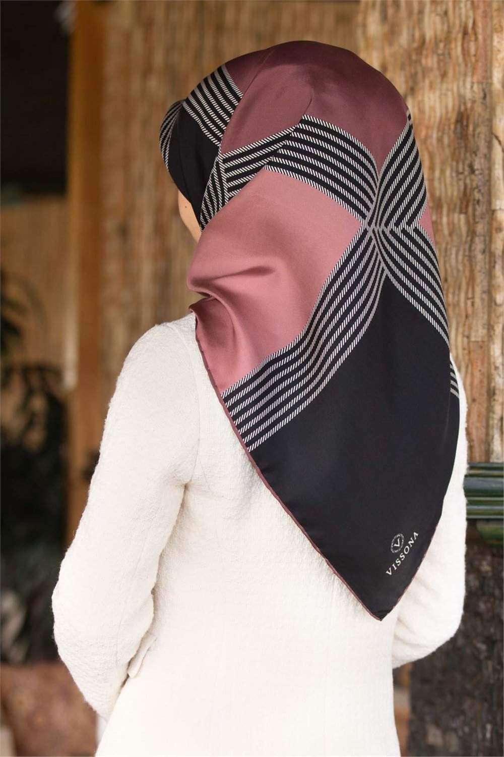 %100 Twill İpek Geometrik Desenli Pudra Renkli 90x90 Eşarp Dikim Şekli : El Dikişi