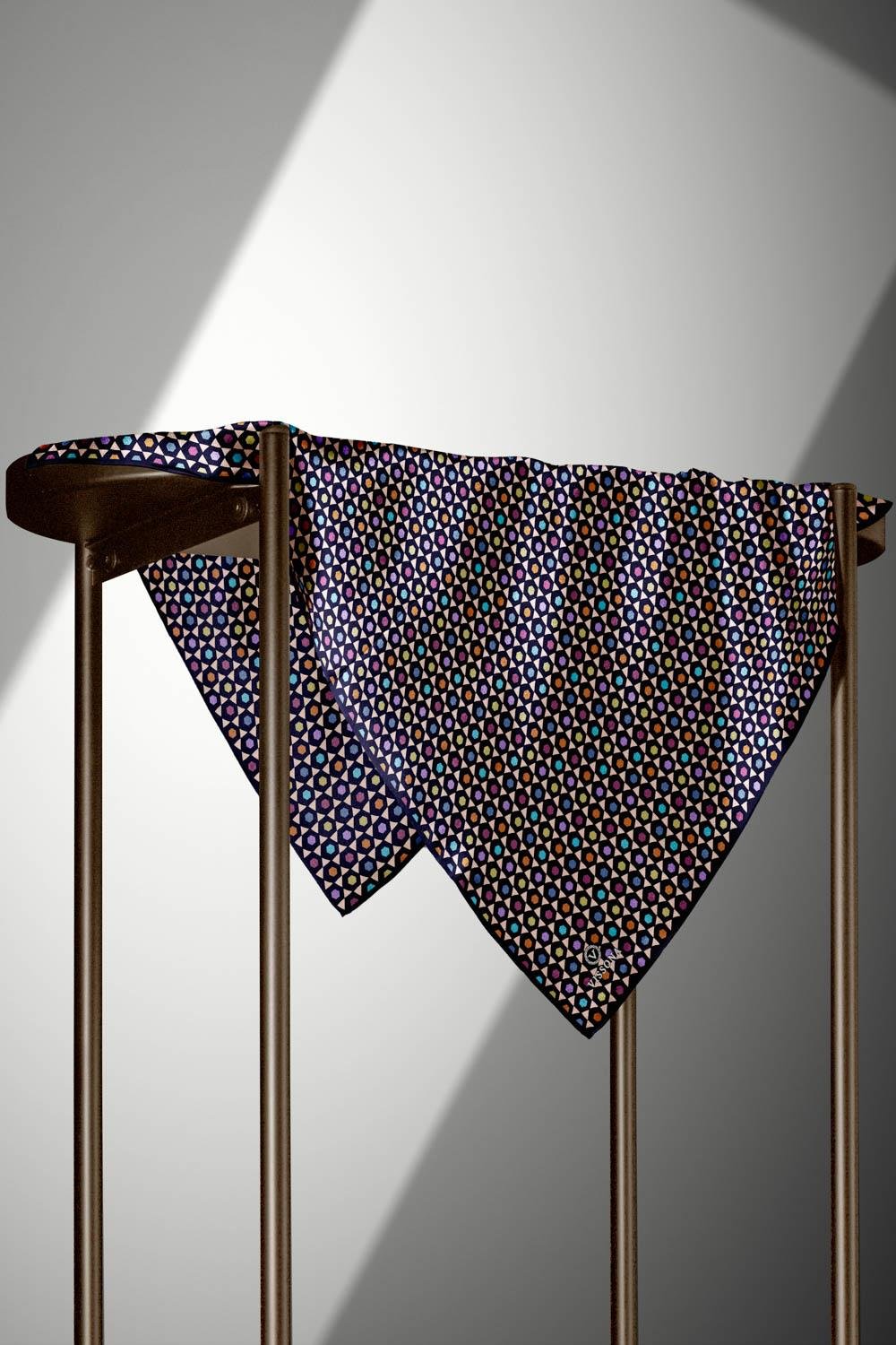%100 Twill İpek Nokta Desenli Lacivert Renkli 90x90 Eşarp Dikim Şekli : El Dikişi