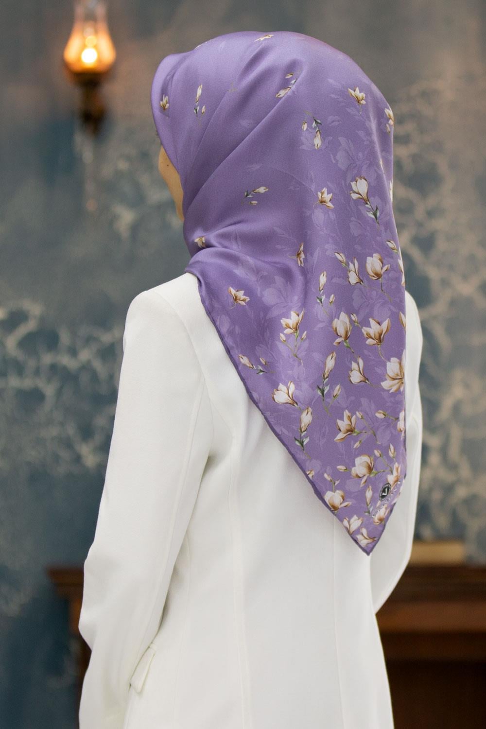 %100 Twill İpek Çiçek Desenli Lila Renkli 90x90 Eşarp Dikim Şekli : El Dikişi