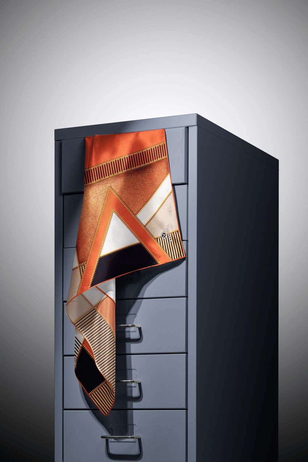 % 57 İPEK % 43 VİSKON Twill İpek Geometrik Desenli Taba - Siyah Renkli 90x90 Eşarp Dikim Şekli : El Dikişi