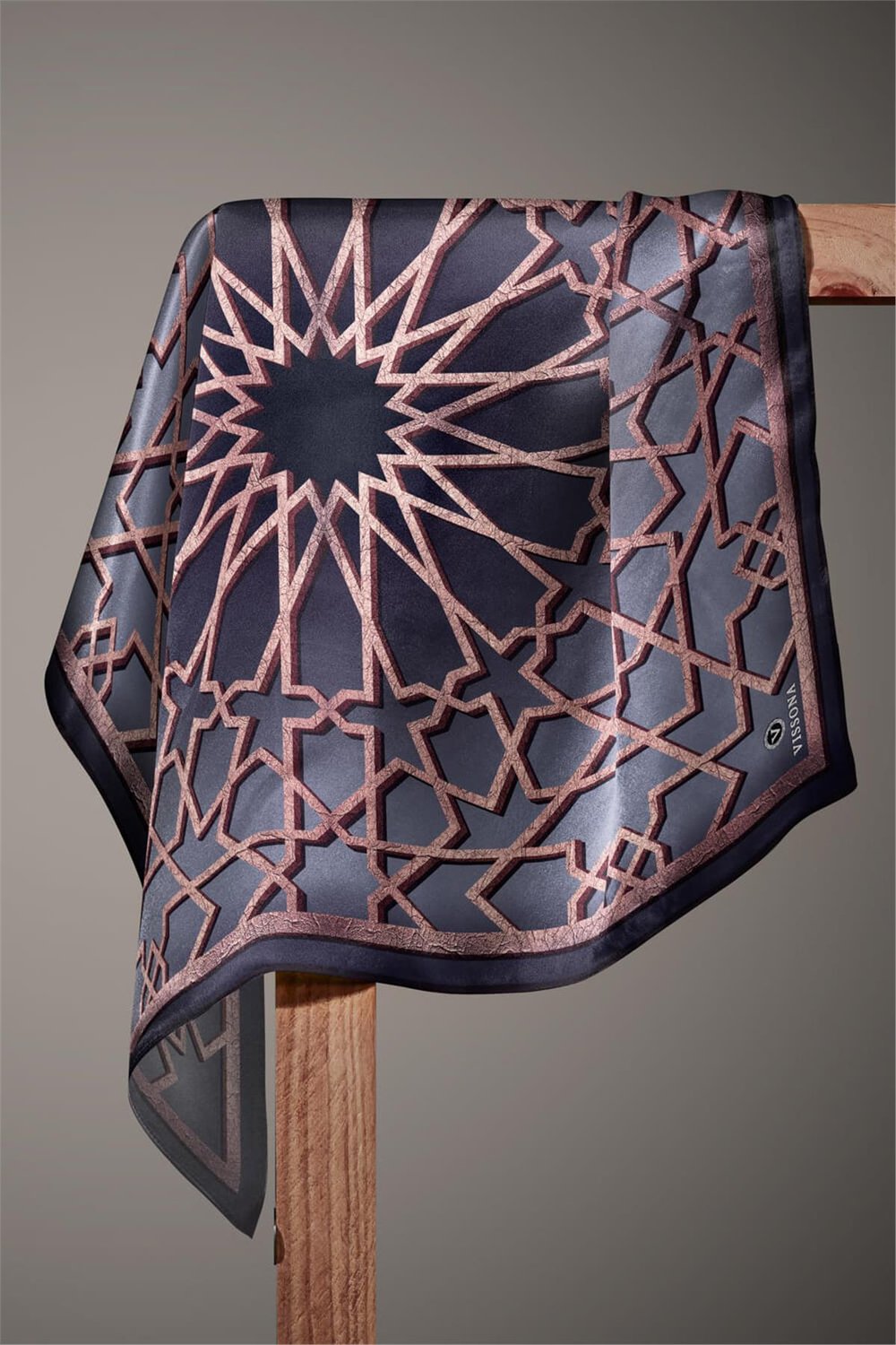 %100 Twill Türk Motifi  Desenli Gri Renkli 90x90 Eşarp Dikim Şekli: El Dikişi