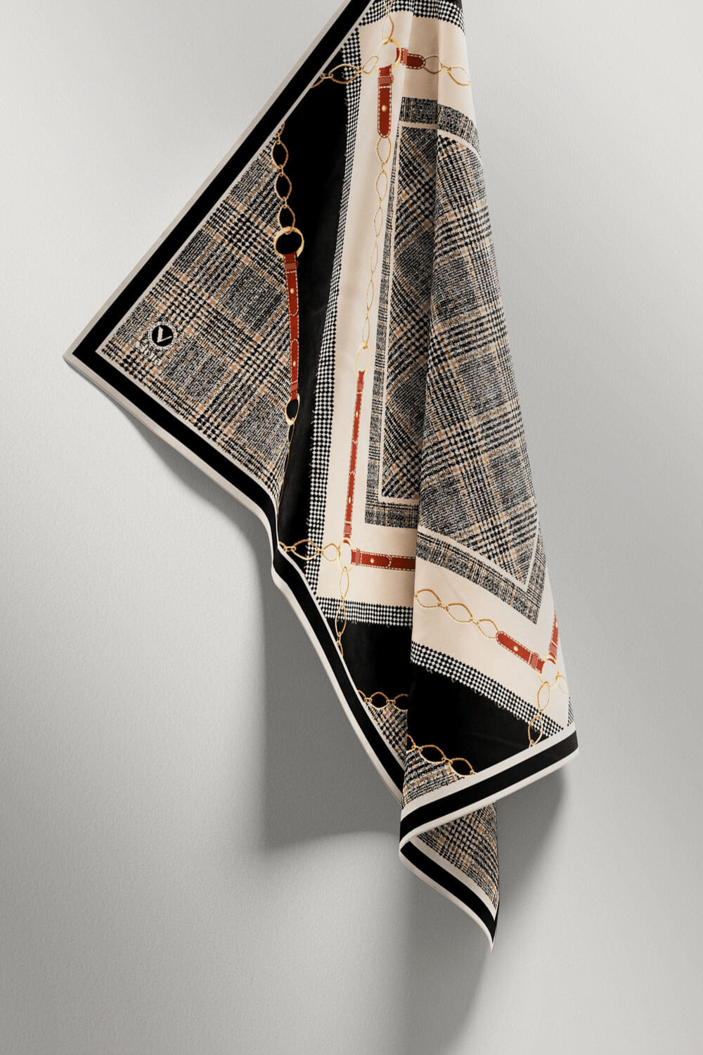 Twill Kemer ve Zincir Detaylı Ekose Desenli Siyah Renkli 90x90 Eşarp (İpek İçermez) Kenar Dikiş Şekli El Dikişli