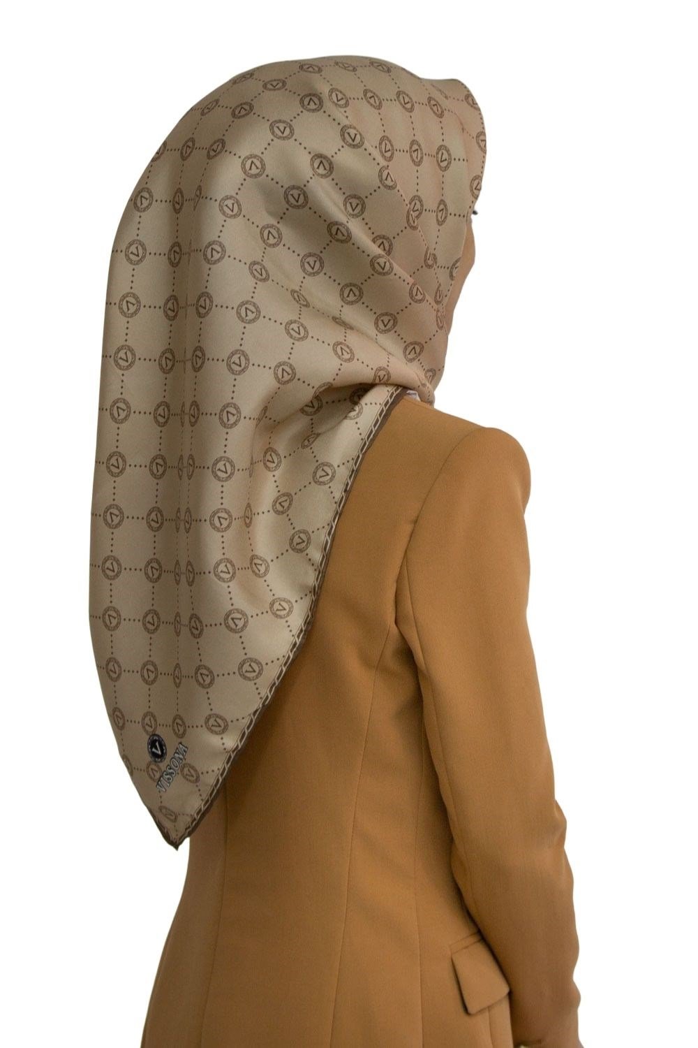 %100 Twill İpek Monogram Desenli Bej Renkli 90x90 Eşarp Dikim Şekli : El Dikişi