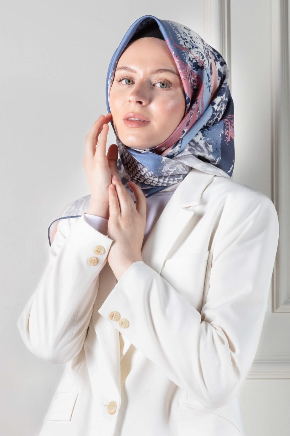 %100 Twill İpek Leopar ve Fırça Desenli İndigo Mavisi - Pudra Renkli 90x90 Eşarp Dikim Şekli : El Dikişi