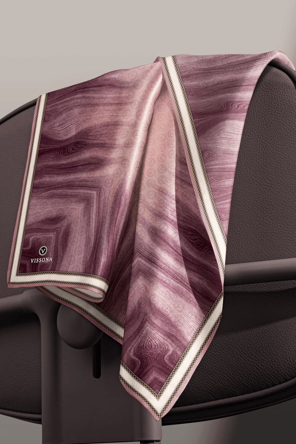 100% Twill İpek Monogram Desenli Pudra Renkli 90x90 Dikim Şekli : El Dikişi Eşarp