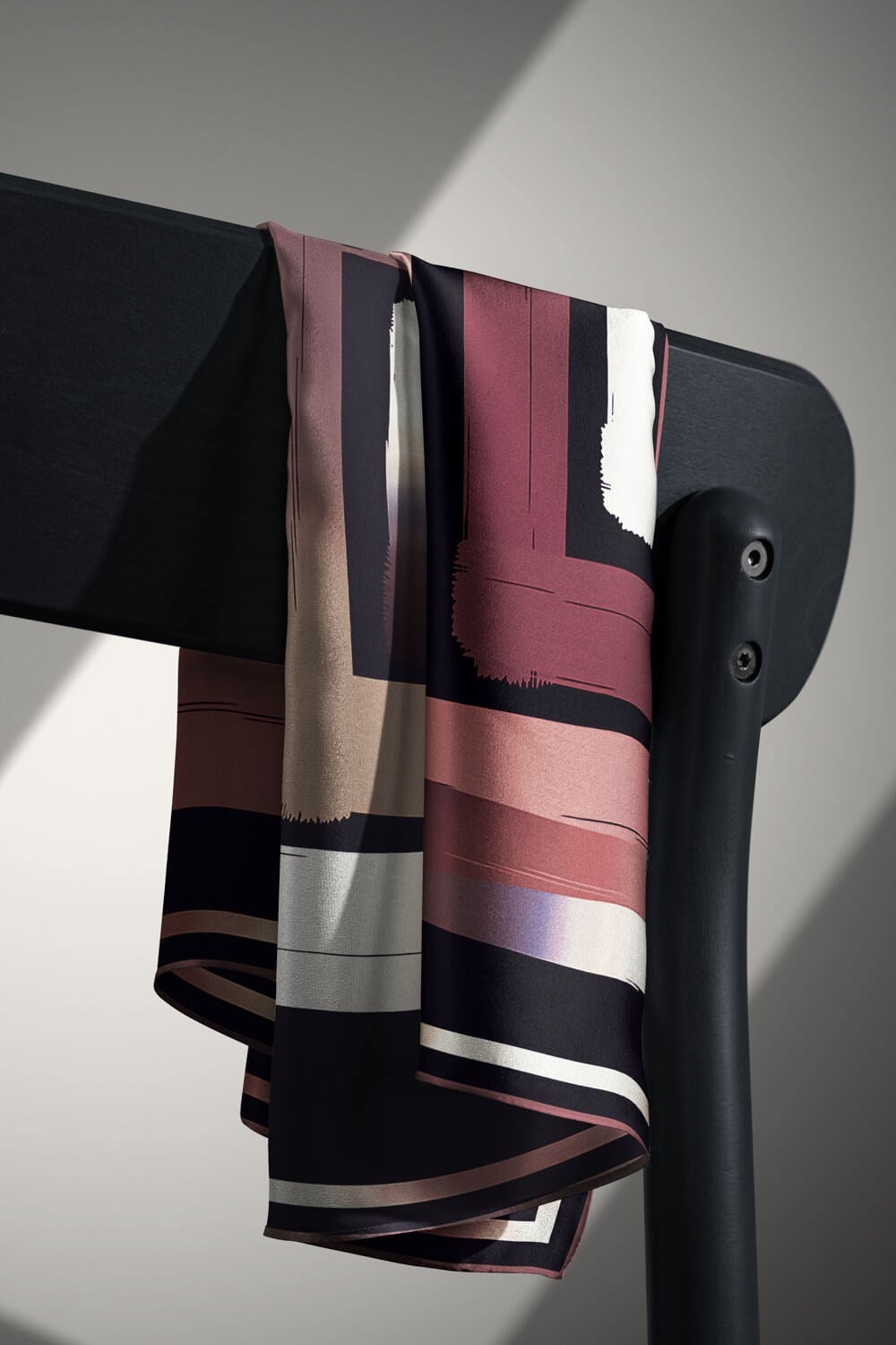 %100 Twill İpek Geometrik Fırça İzi Desenli Siyah - Gül Kurusu Renkli 90x90 Eşarp Dikim Şekli : El Dikişi